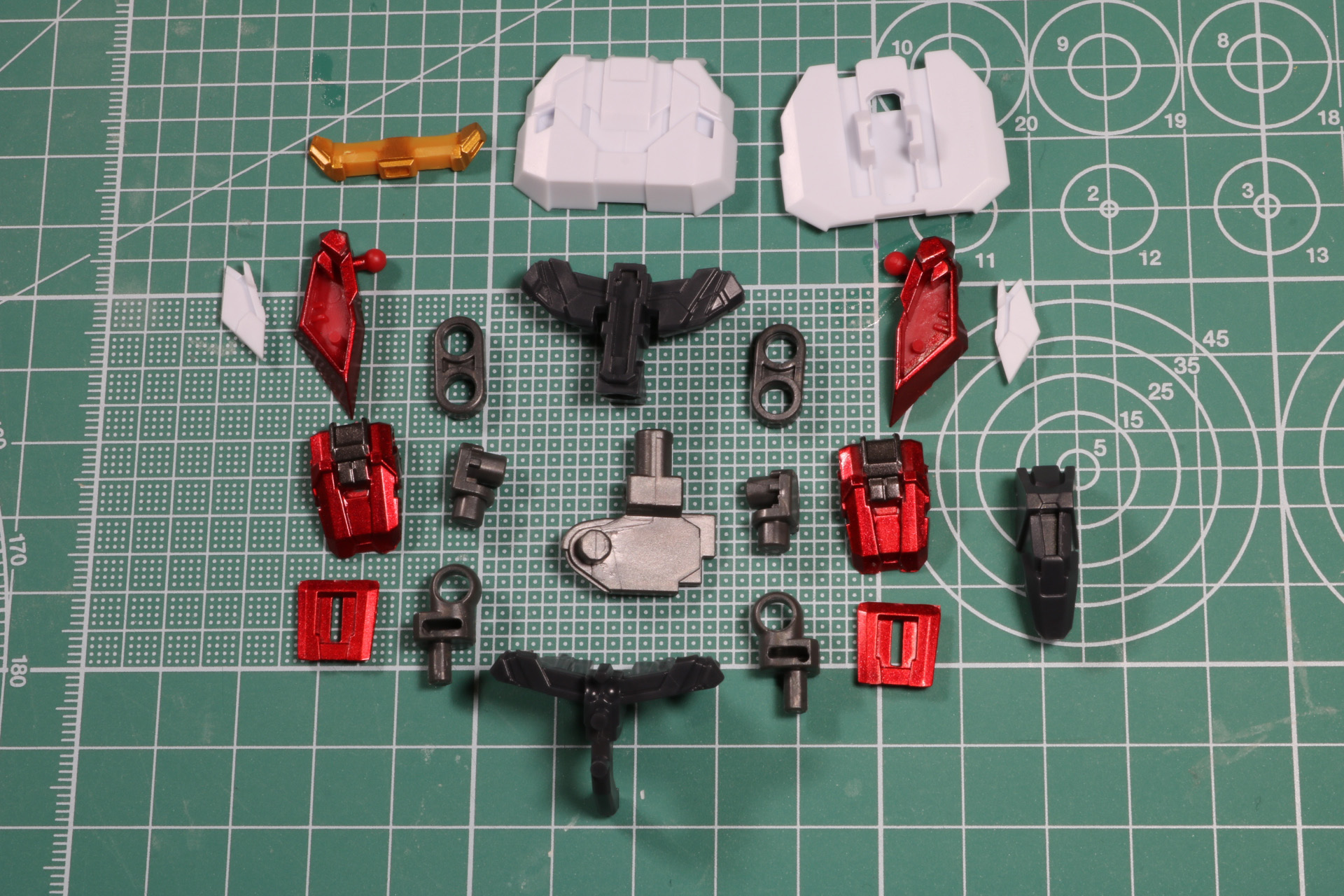 メタリックなレッドの存在感や股関節の可動部も細かく設計されている