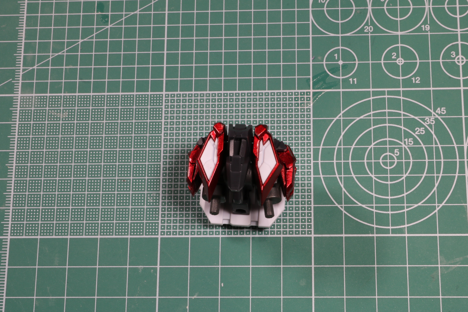 組み上げると細めの造形に