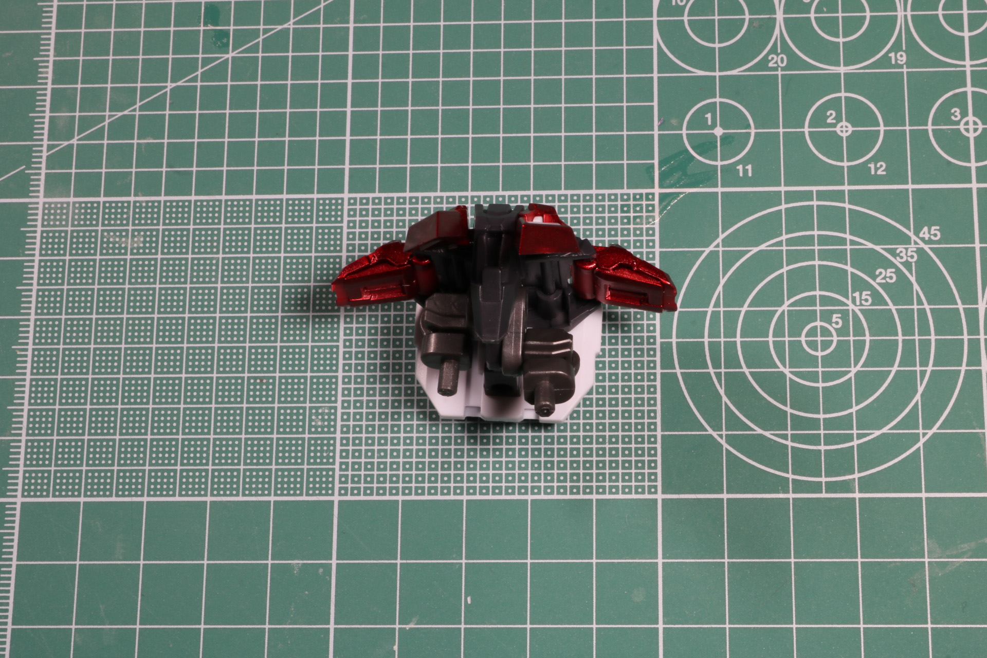 フロント、サイドのアーマーが可動し、股関節部分はスイング機構で脚部を前に出すことができる