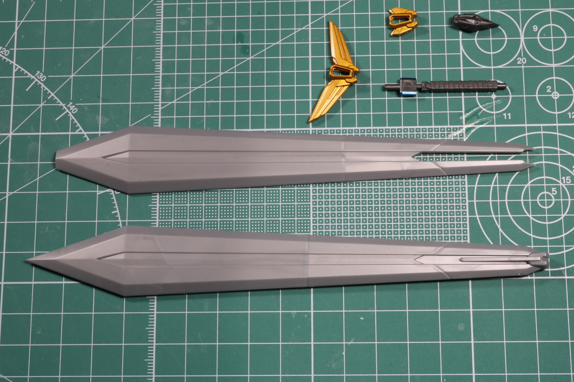 パースが入ったカイザーソードは剣先が太くなった造形