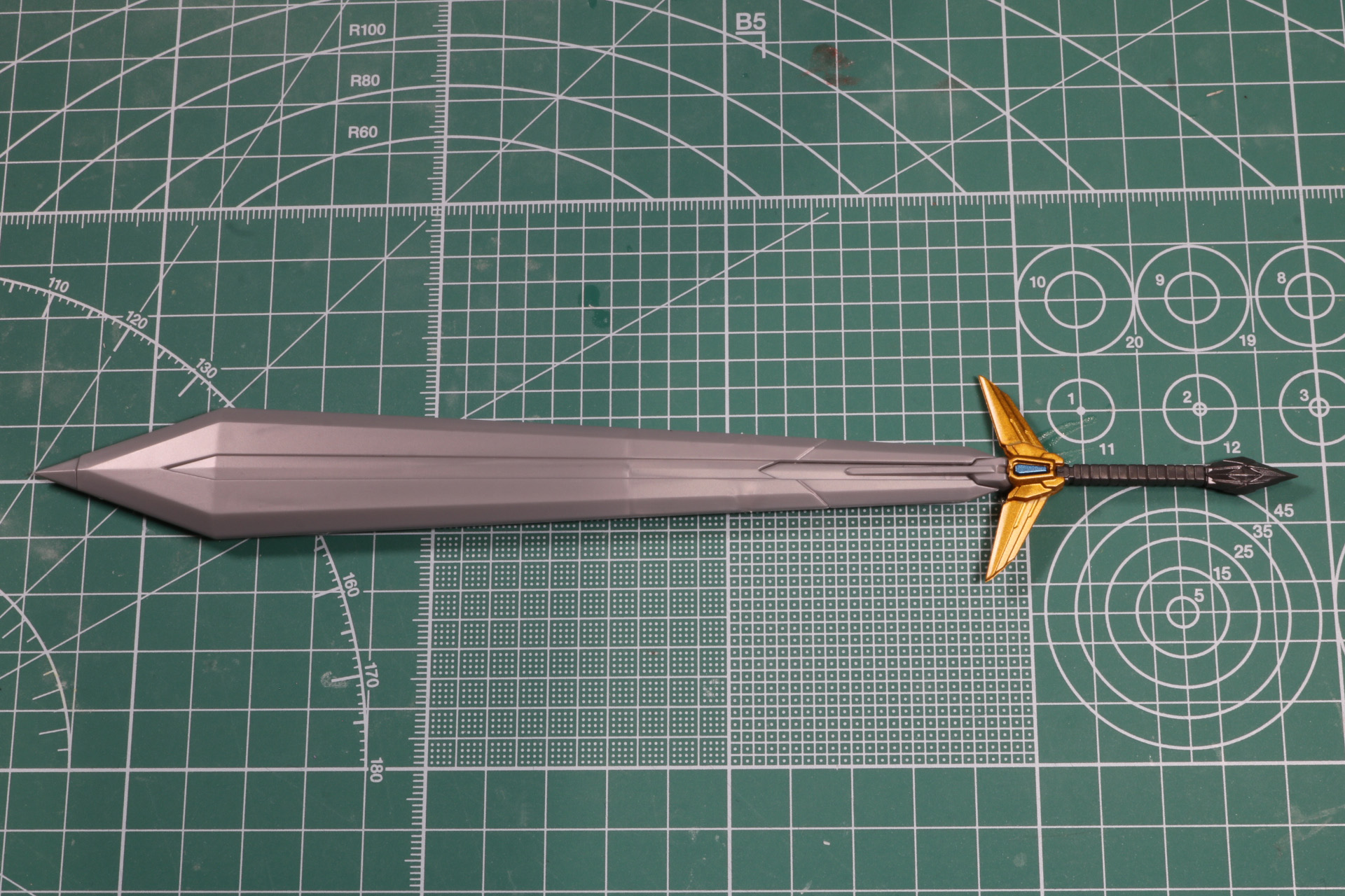 組み上げると約210mmのサイズ