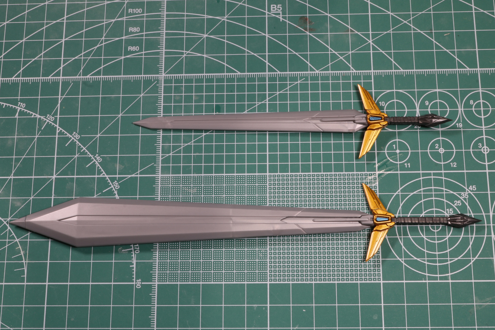 カイザーソード（通常）とカイザーソード（パーツ付き）を比較