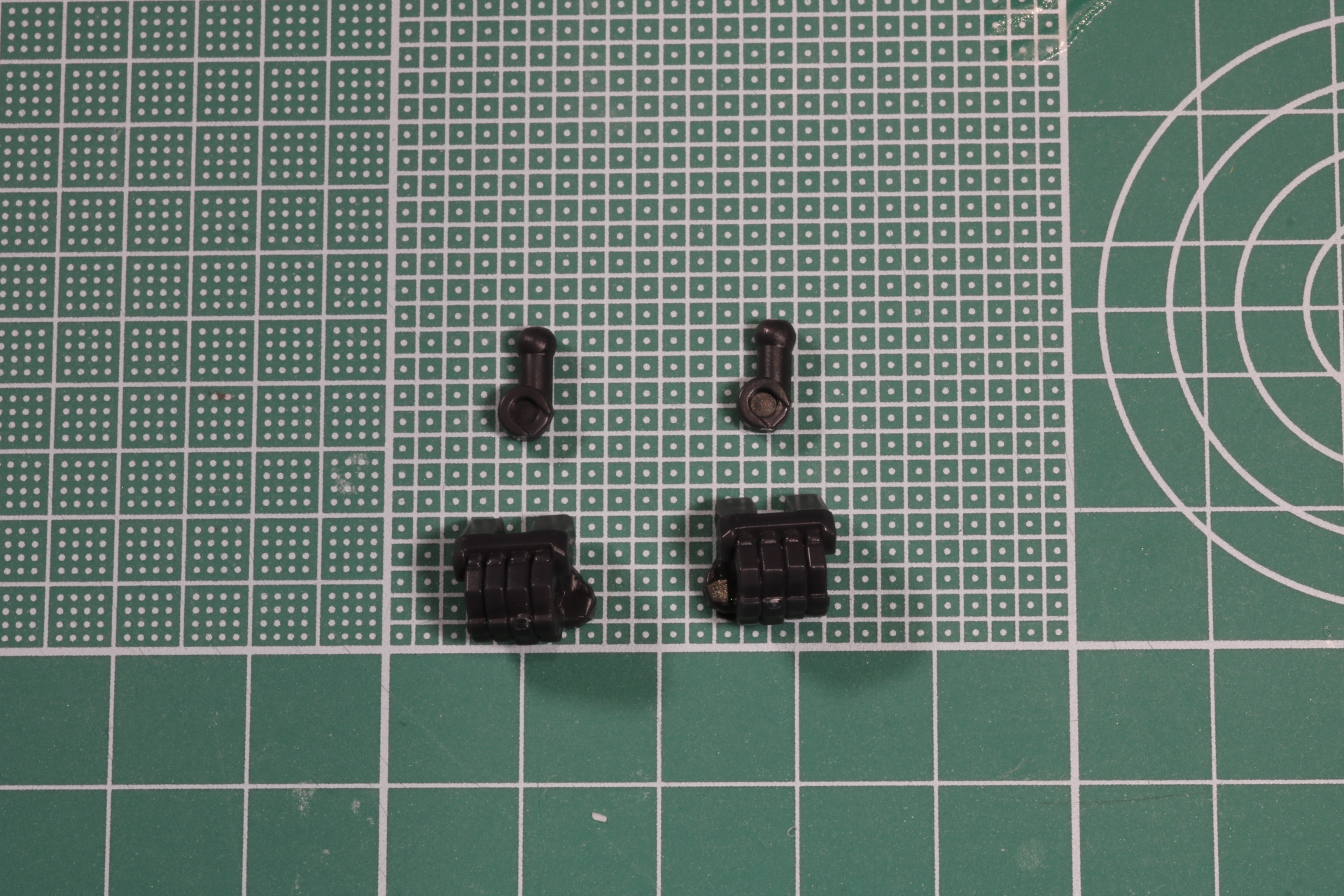 武器持ち手は軸可動が採用され、より柔軟な手首の動きができる