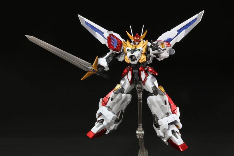 パースつきカイザーソードでよりダイナミックな表現ができる