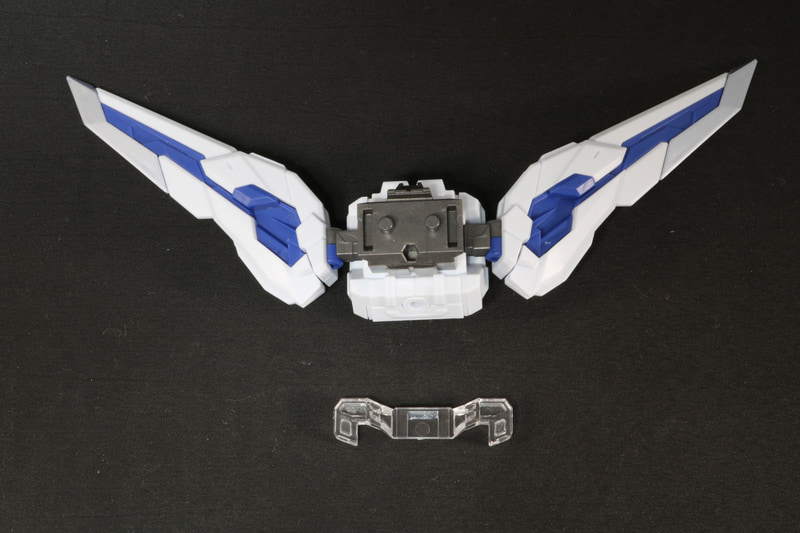 バックパックにパーツを追加する。クリアパーツは余剰パーツをマントできる部位となる