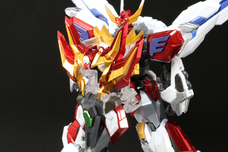 胸部のライオンヘッドのたてがみと腰部の追加装甲