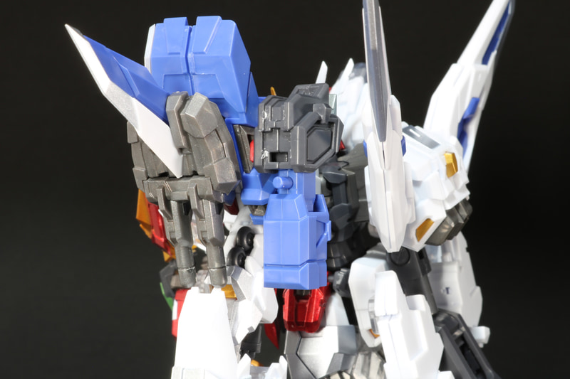 砲身の余剰パーツは肩アーマーに装着が可能