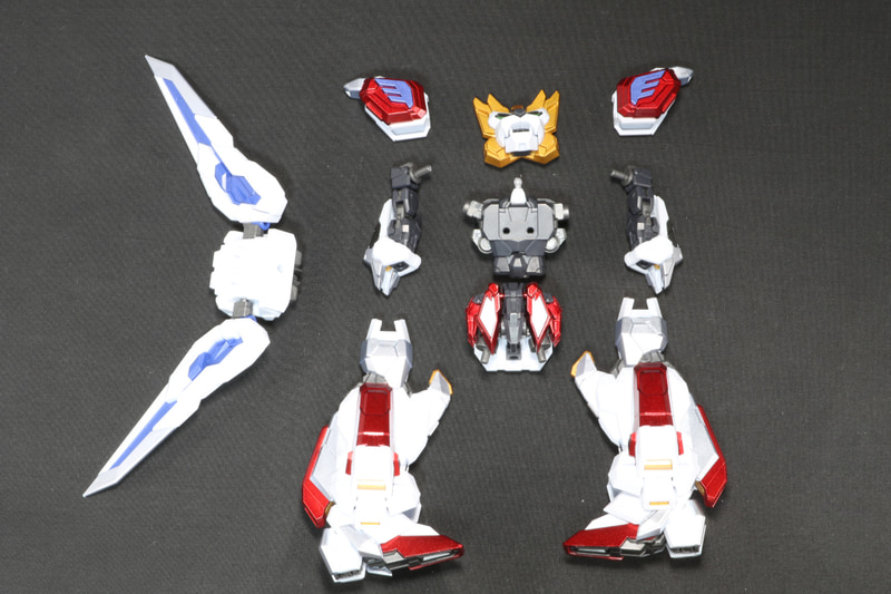 本体となるキングエクスカイザーは一度細かくパーツ分けし、それぞれにパーツを付けていく