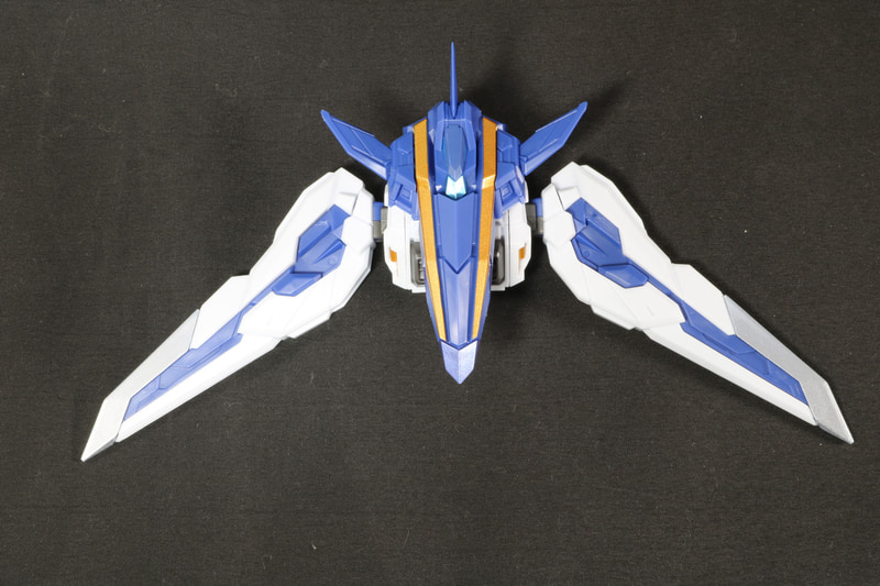 バックパックはウイングを反転させ、パーツを付ける