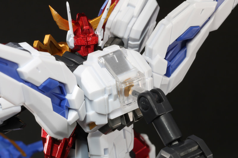 キングエクスカイザーは背面にクリアパーツの接続パーツを装着。脚部の位置調整もしやすい