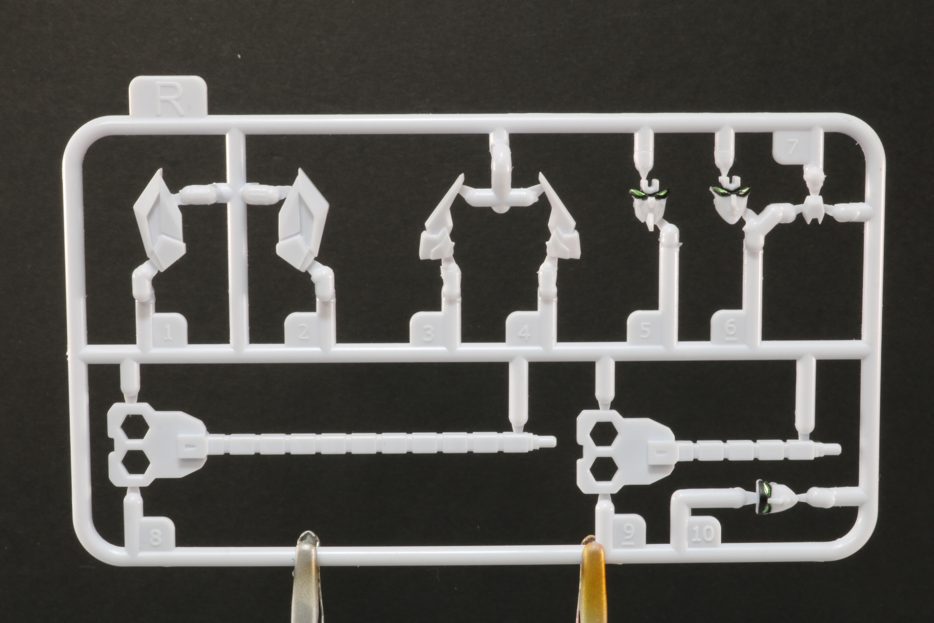 専用スタンドとソードパーツは巨大なパーツとなっている