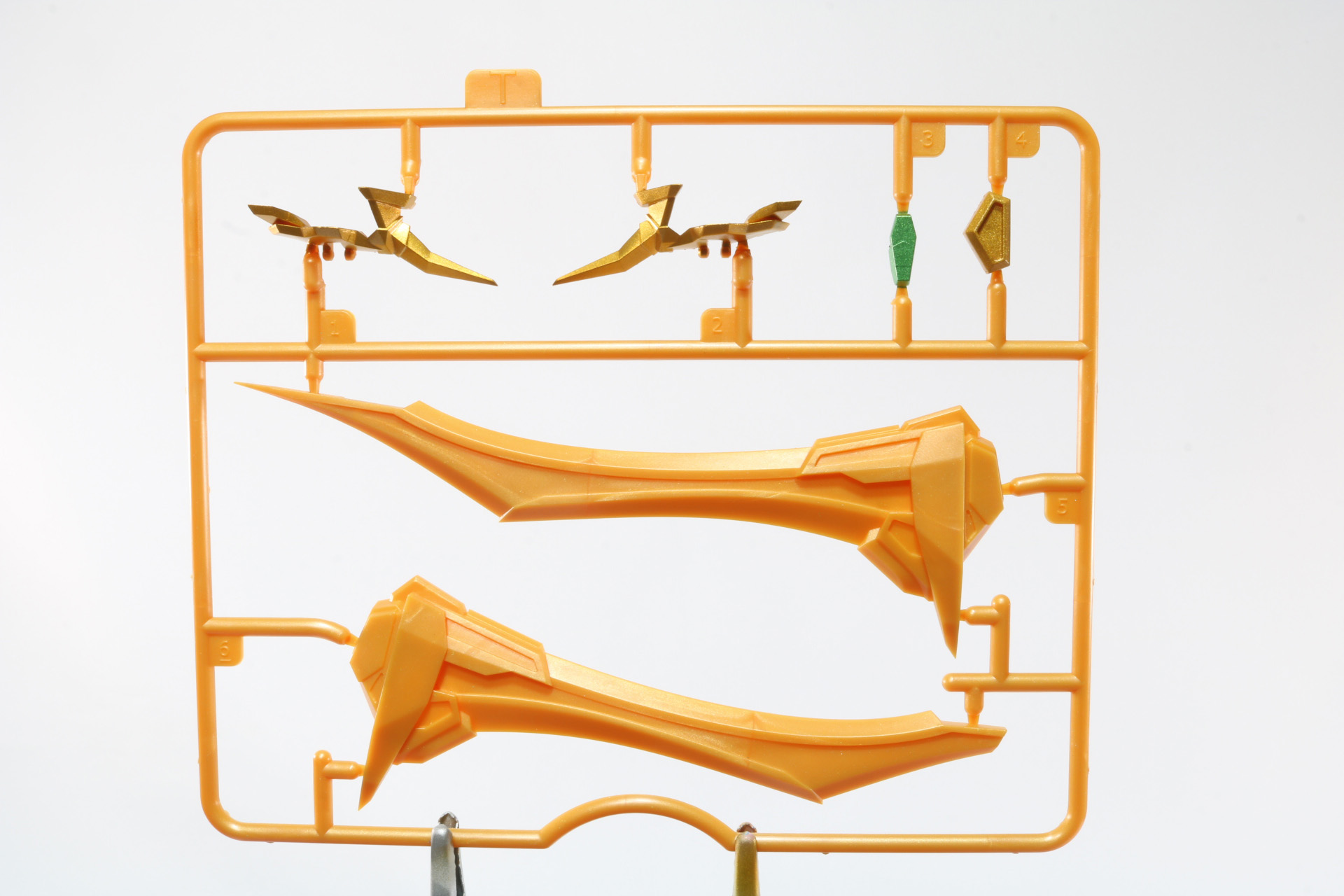 専用スタンドとソードパーツは巨大なパーツとなっている