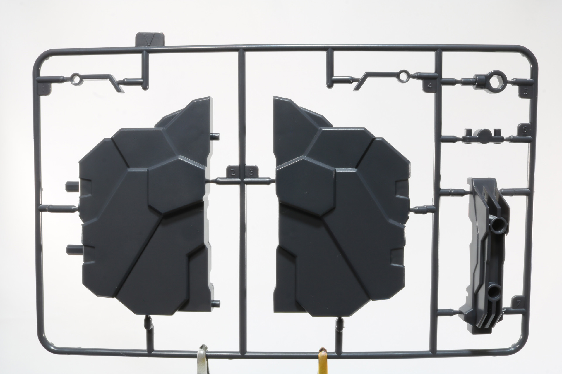 専用スタンドとソードパーツは巨大なパーツとなっている