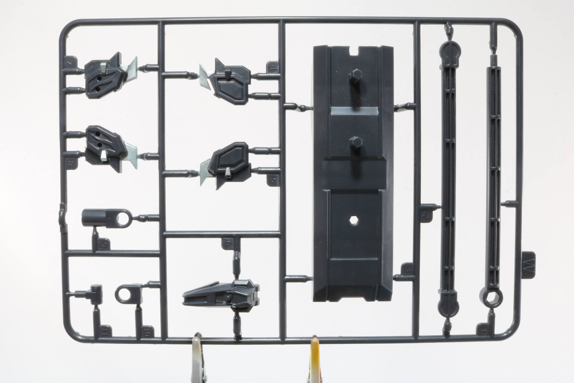 専用スタンドとソードパーツは巨大なパーツとなっている