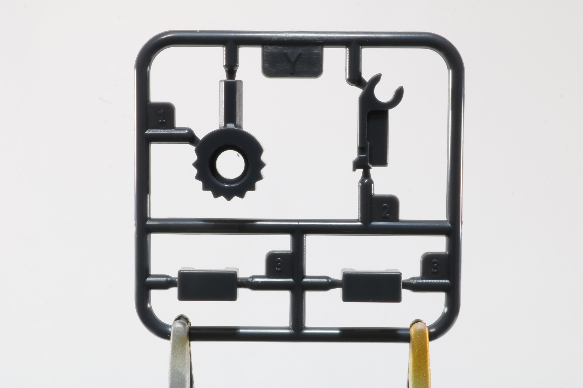 専用スタンドとソードパーツは巨大なパーツとなっている