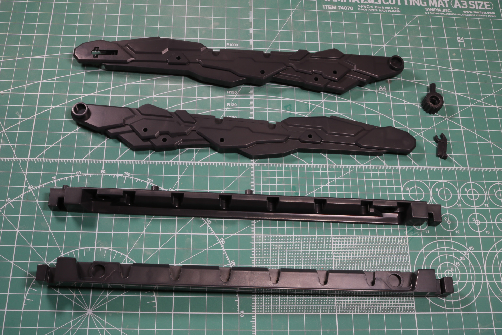 支えの部分は大きく、三角型の構造で高さの調整ができ、プラモデル本体の接続部分は角度調整ができる