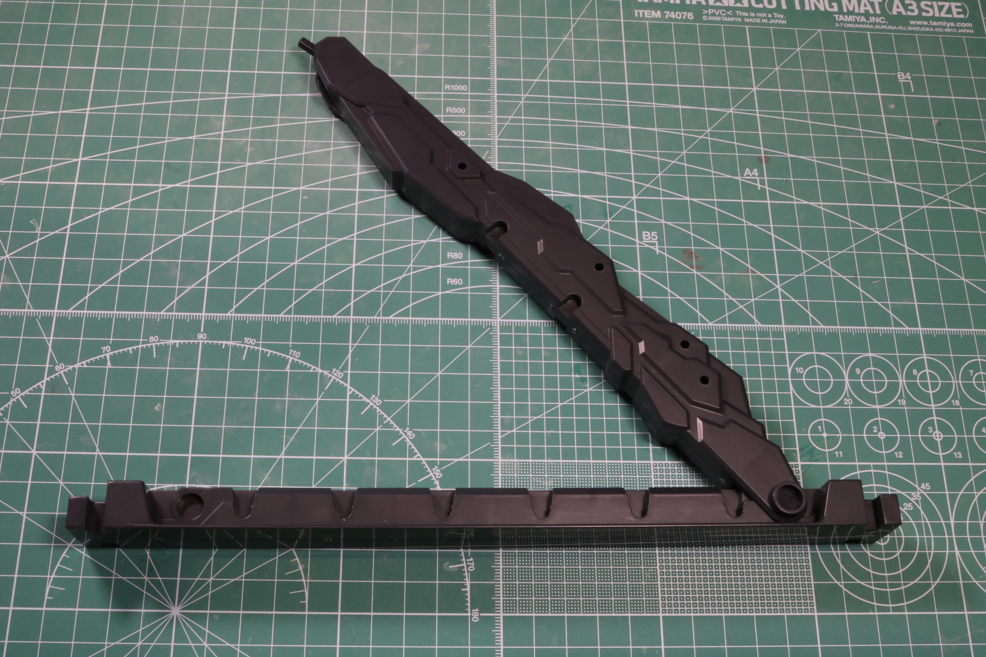 支えの部分は大きく、三角型の構造で高さの調整ができ、プラモデル本体の接続部分は角度調整ができる