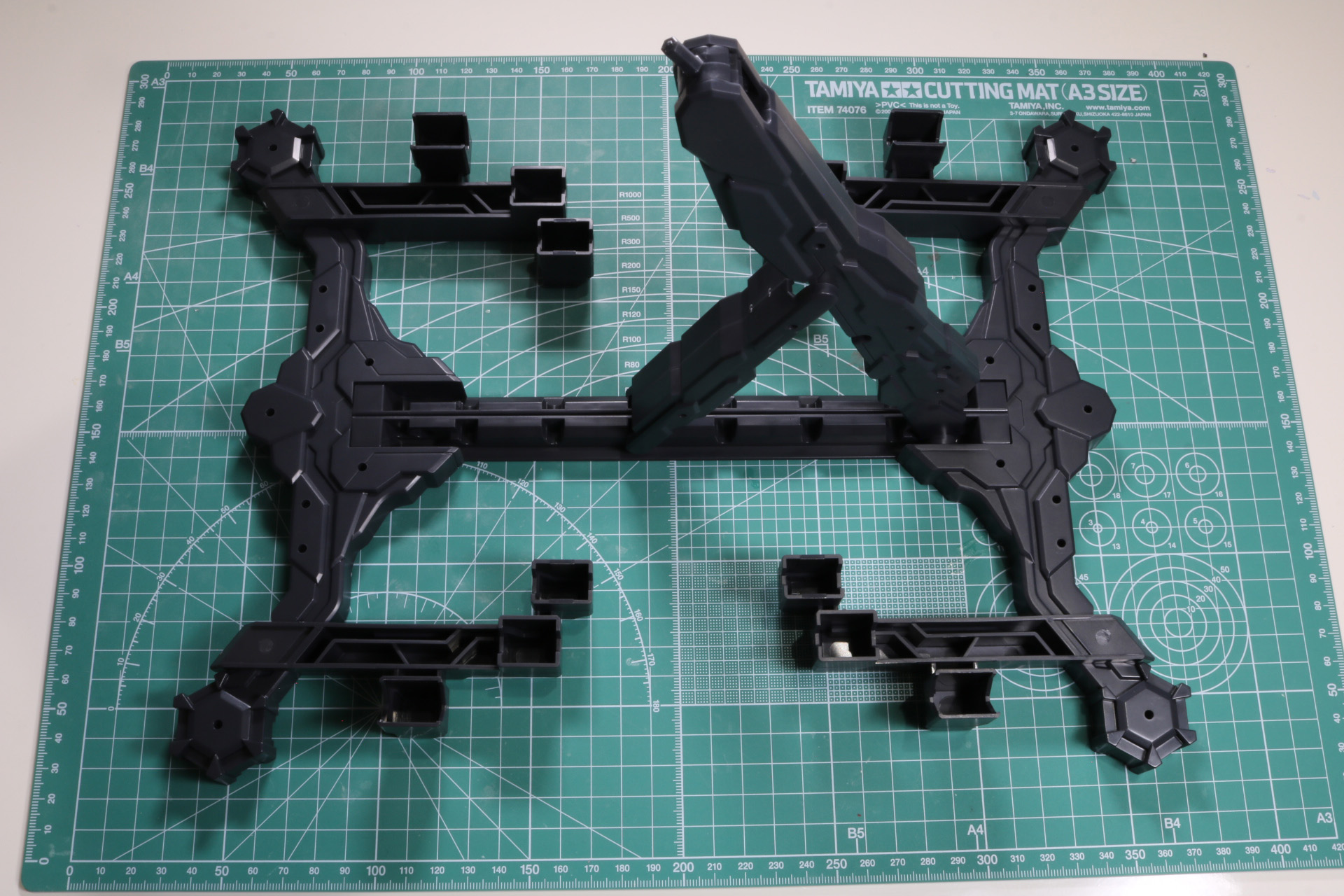 完成した専用台座は巨大で、武器のスタンド機能を備えている