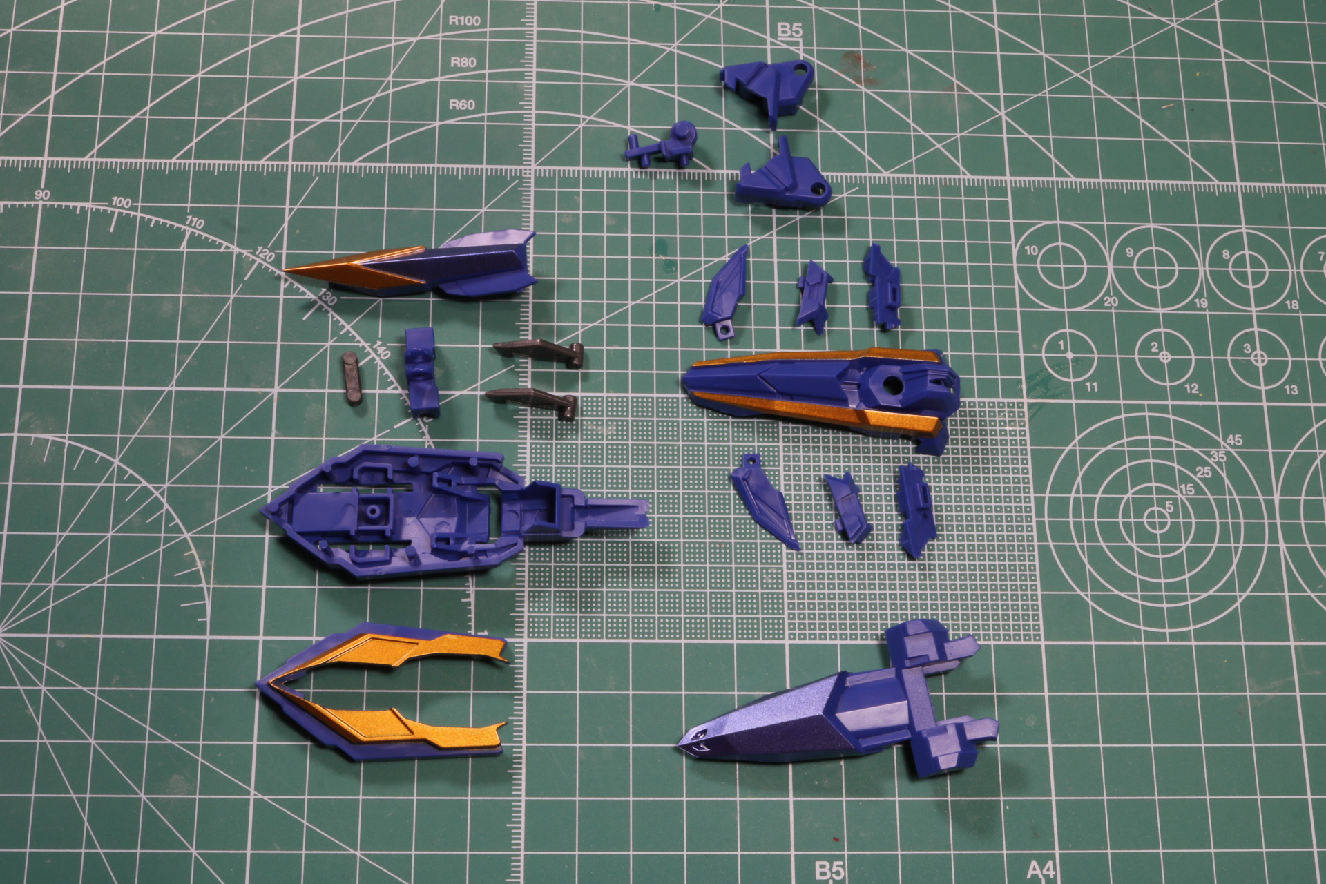 細かく分けられたパーツで機首前部と後部が完成する