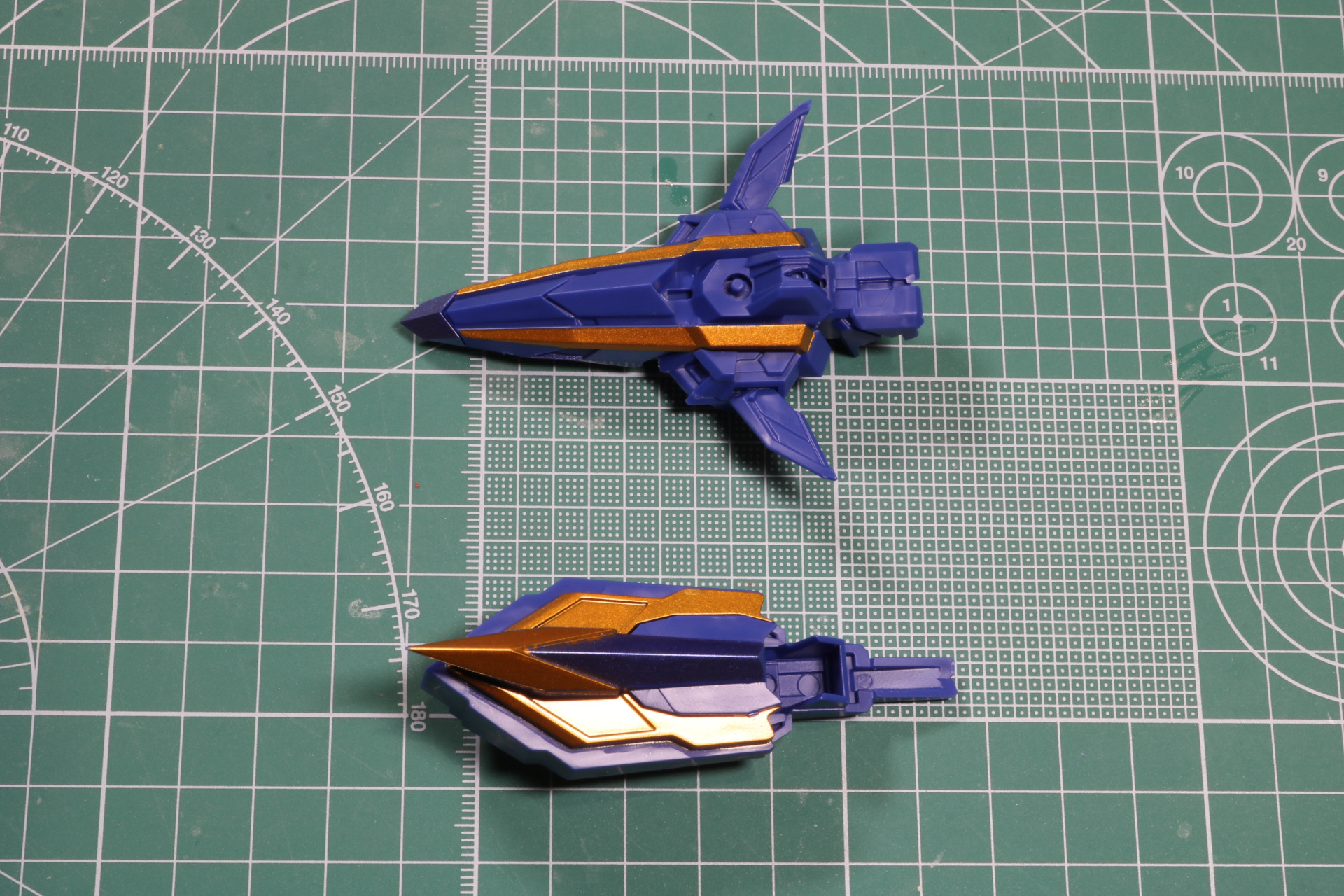 細かく分けられたパーツで機首前部と後部が完成する