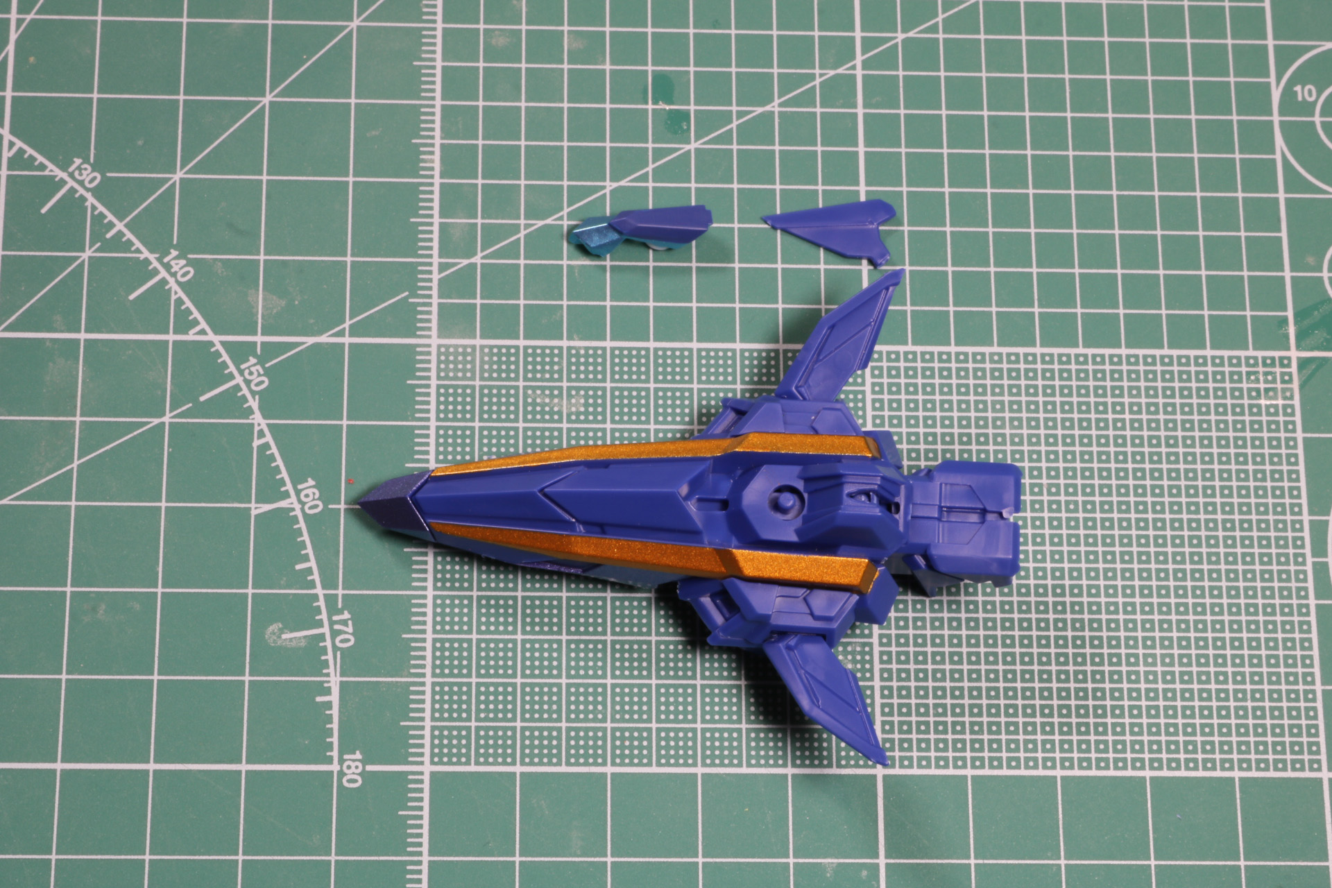 機首前部のコックポット部分とアンテナパーツを合わせる