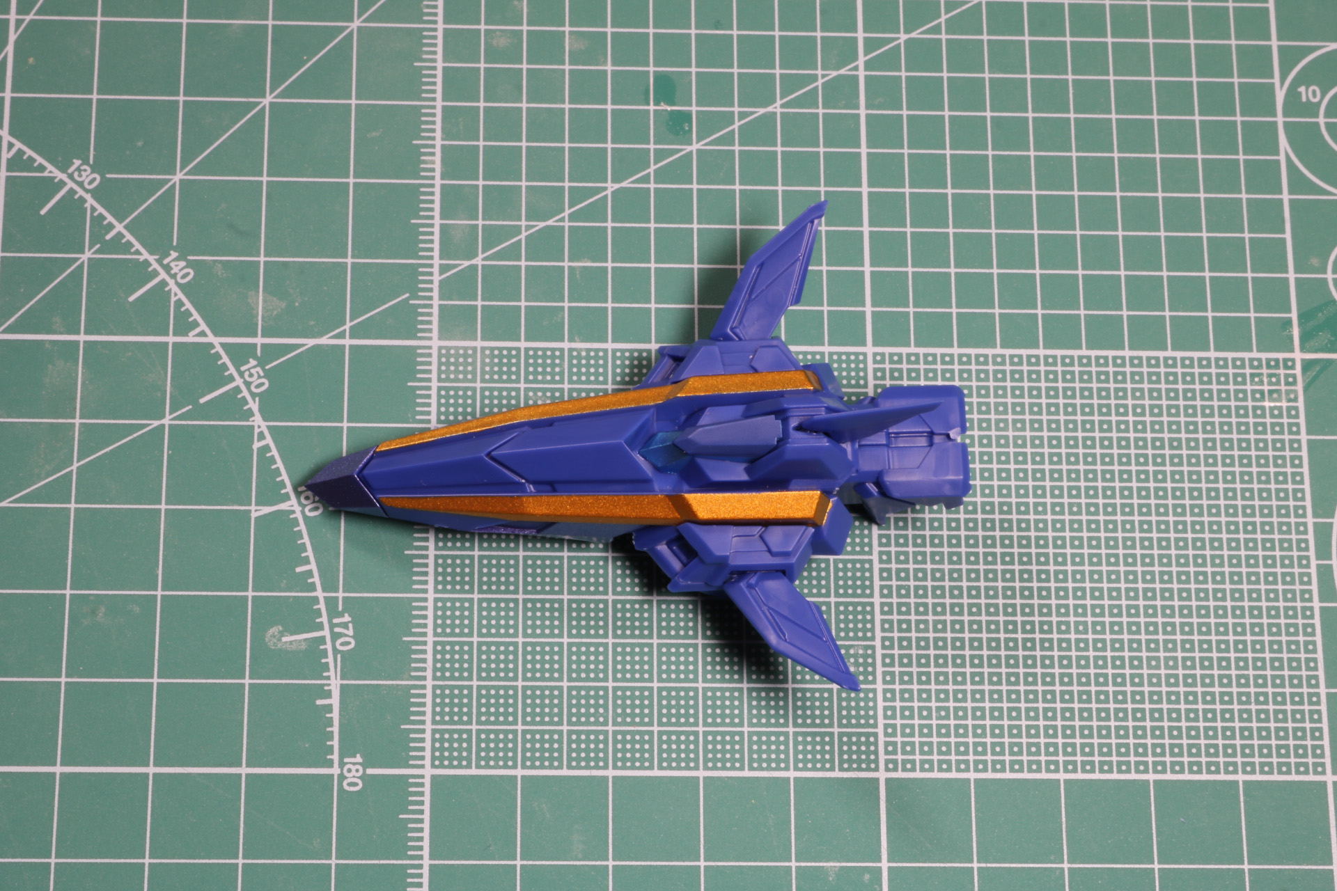 機首前部のコックポット部分とアンテナパーツを合わせる