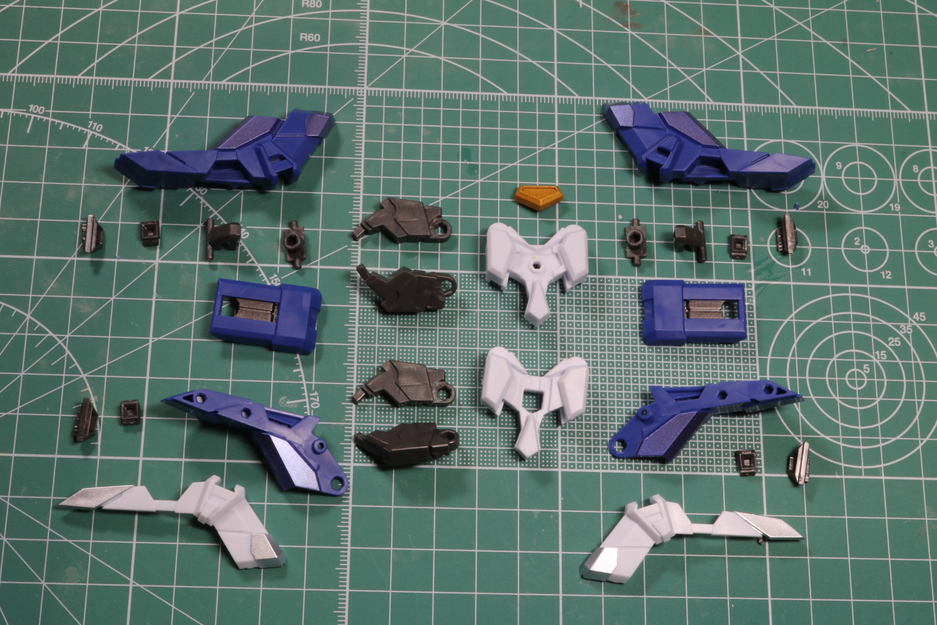 中央部パーツ。こちらは中核となる接続パーツにグレートエクスカイザーの肩アーマーで構成されている