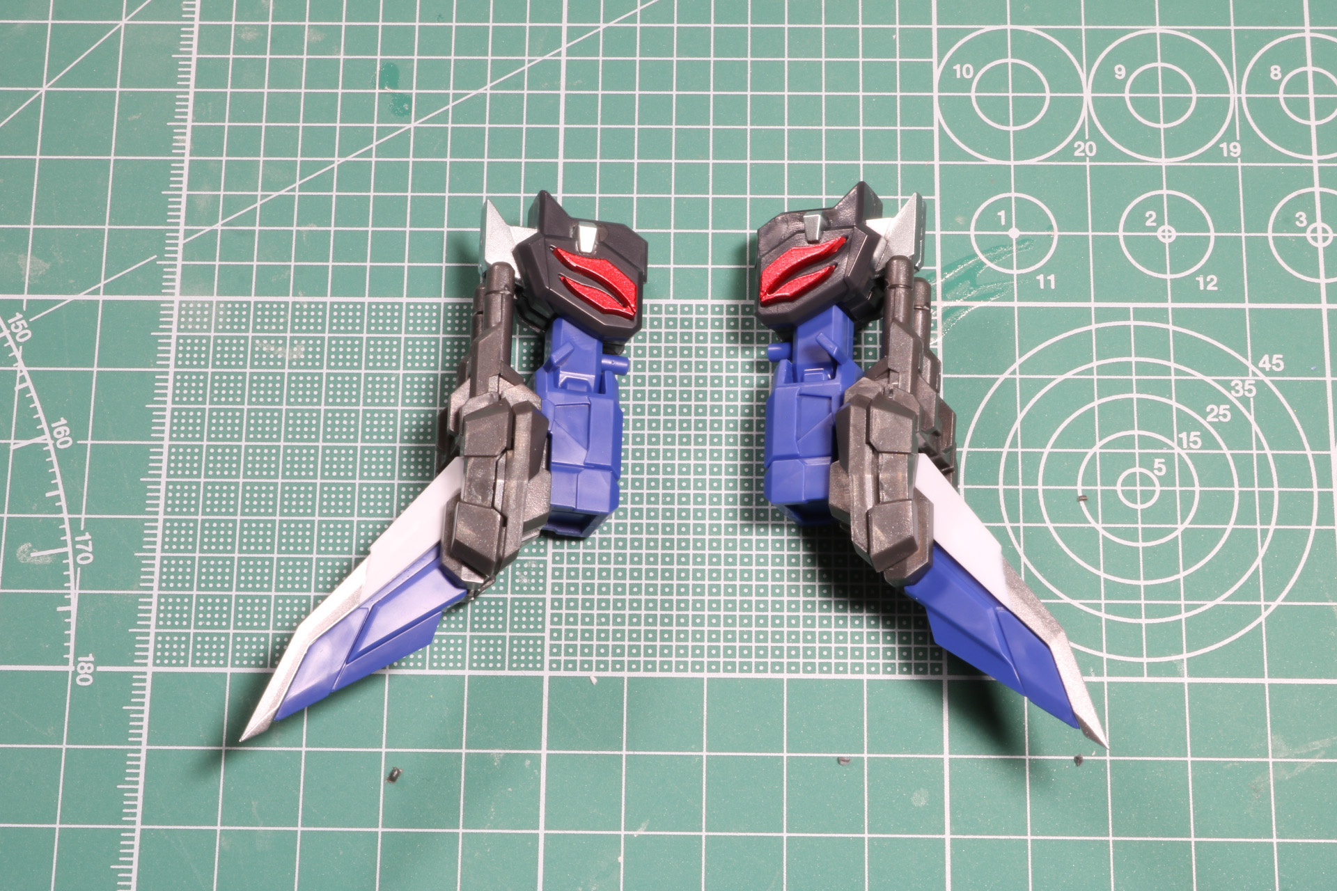 中核となる接続パーツに砲身とウイングを合わせたもの。接続パーツは「ドラゴン」時の腕となる意匠がほどこされている