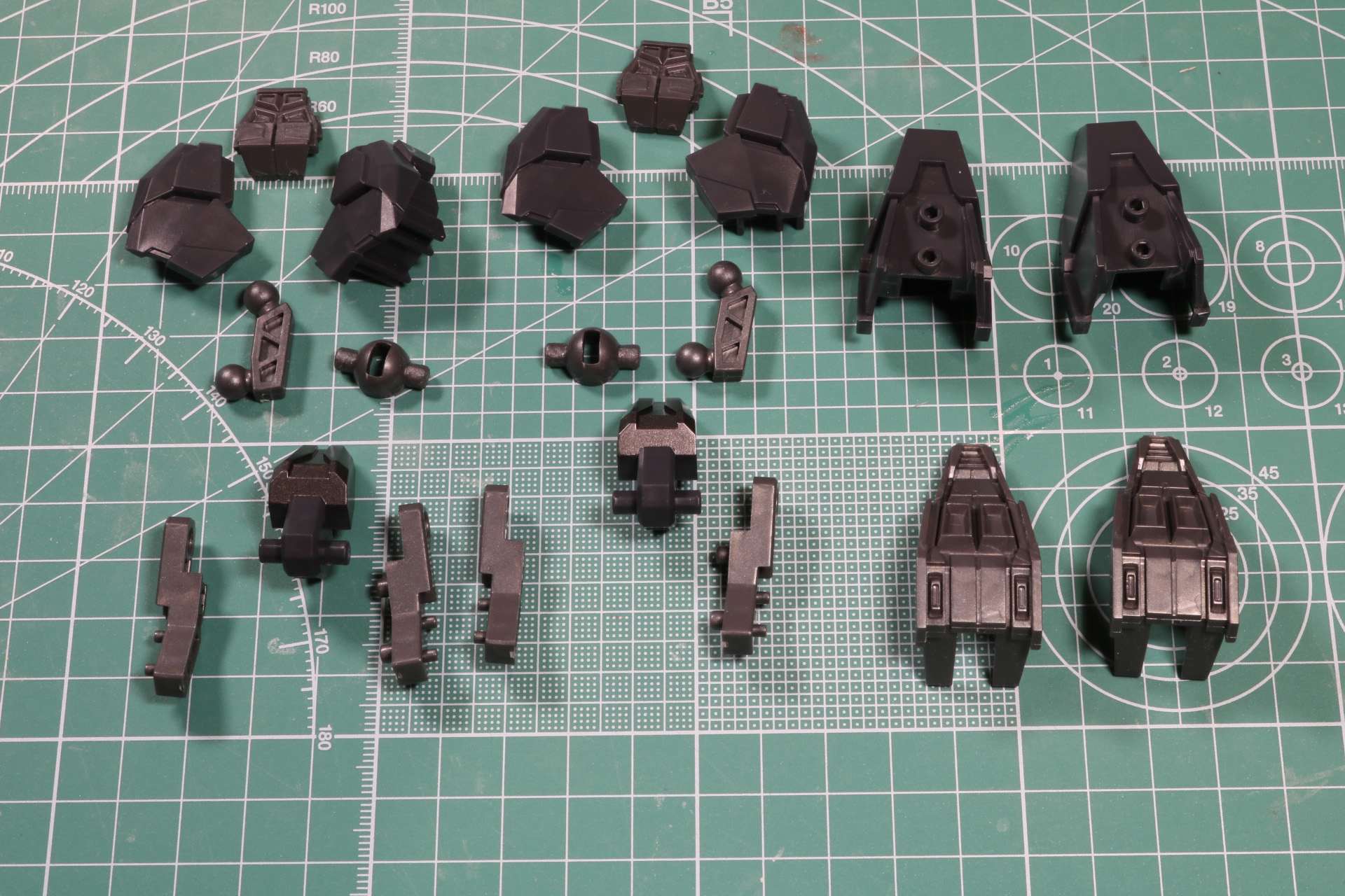 こちらは脚部となるパーツ