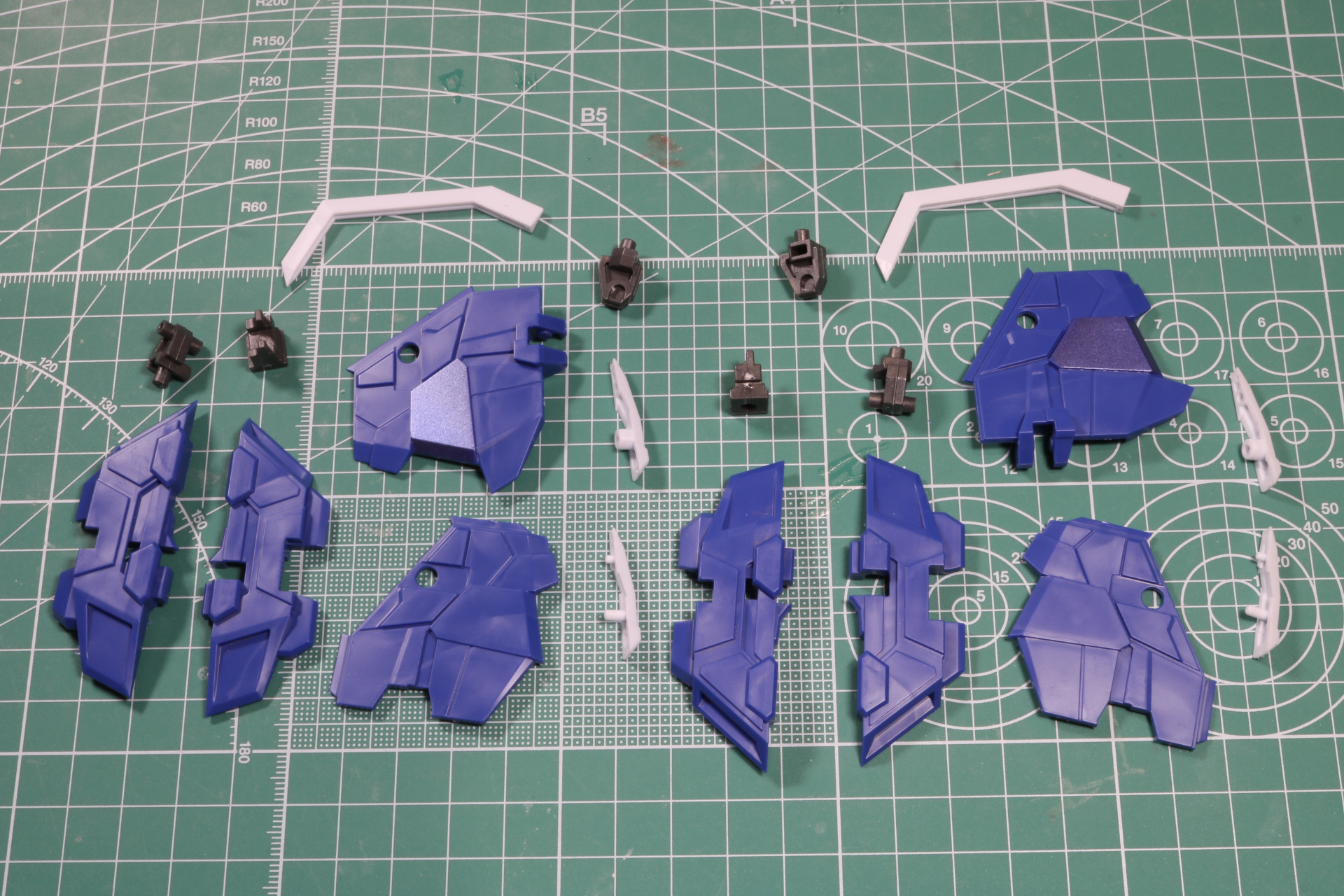 主翼部分もパーツごとに色分けされている