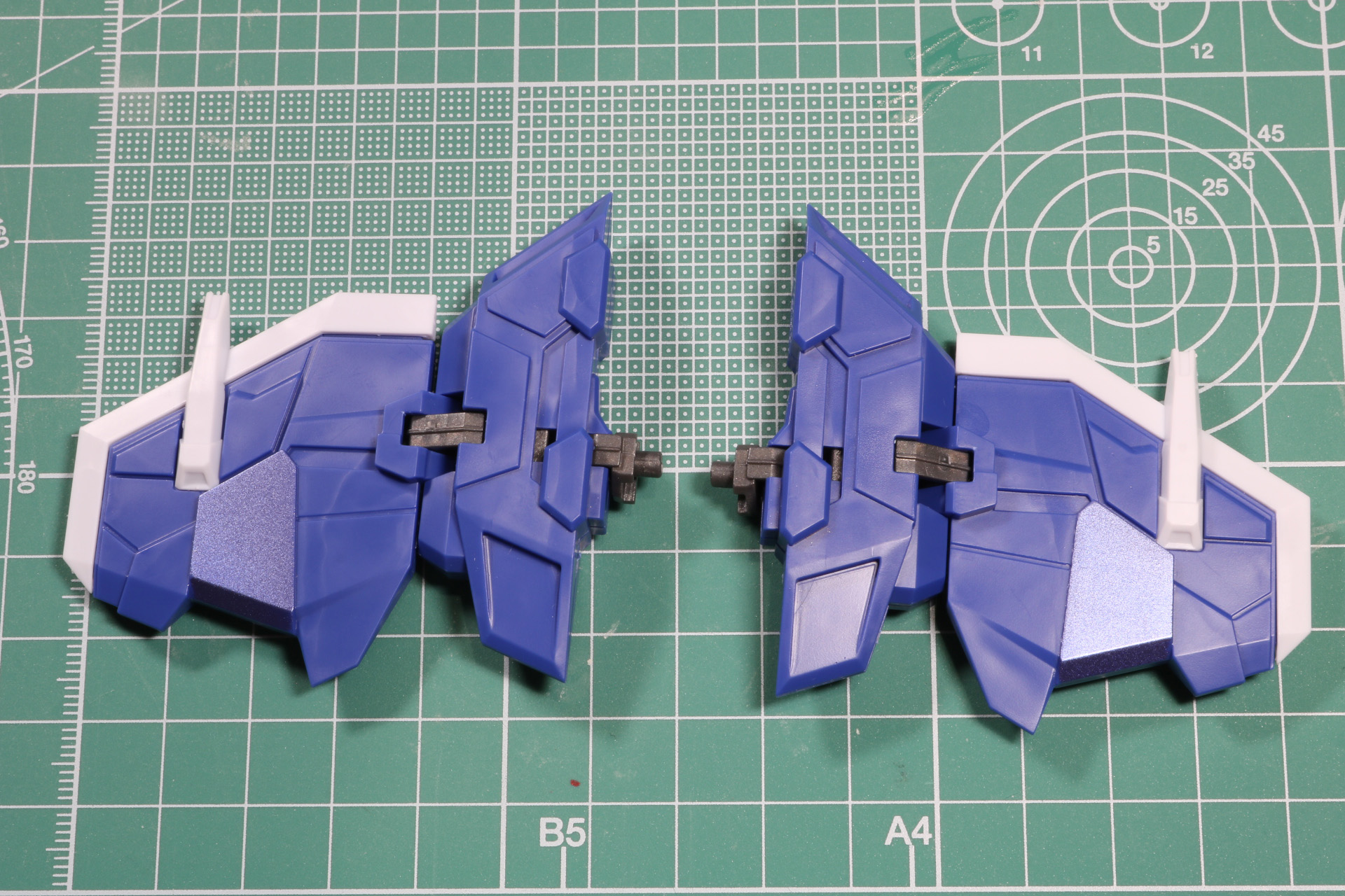 主翼部分もパーツごとに色分けされている