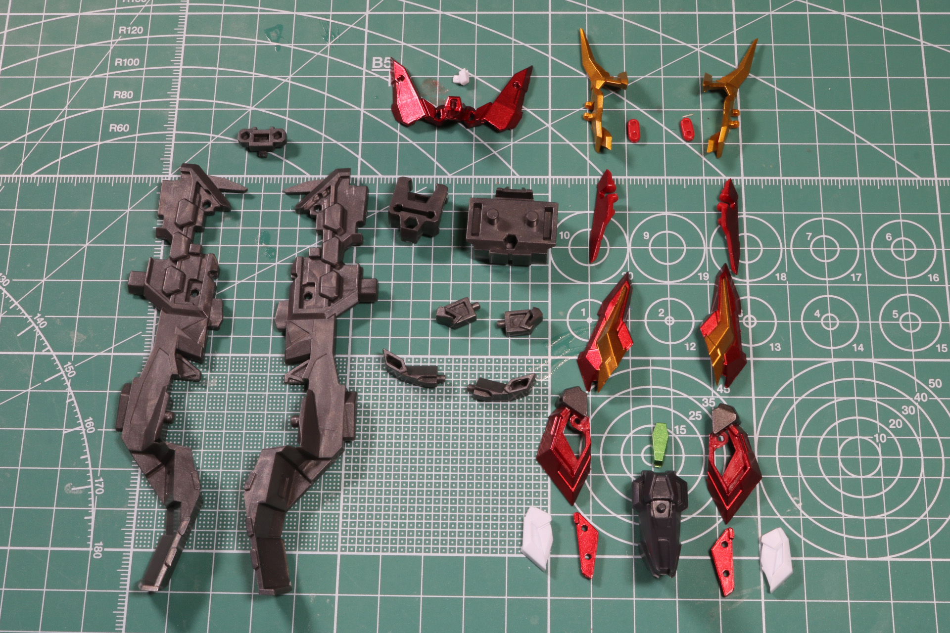 機首、中央部、ジェット部分をまとめる補助的なパーツ。また、グレートエクスカイザー時の胸部と腰部追加装甲を装着している