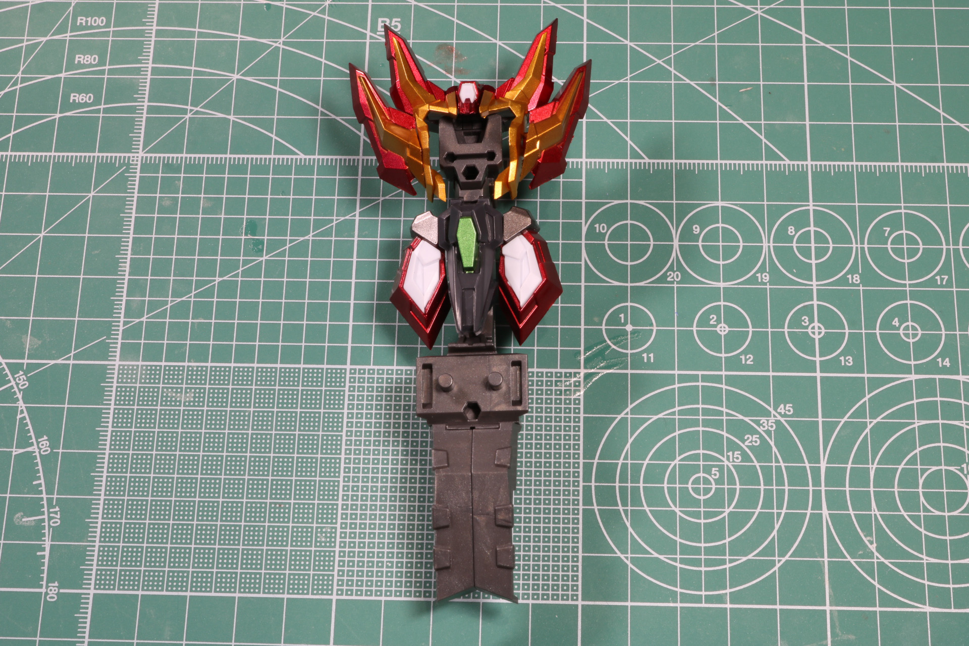 機首、中央部、ジェット部分をまとめる補助的なパーツ。また、グレートエクスカイザー時の胸部と腰部追加装甲を装着している