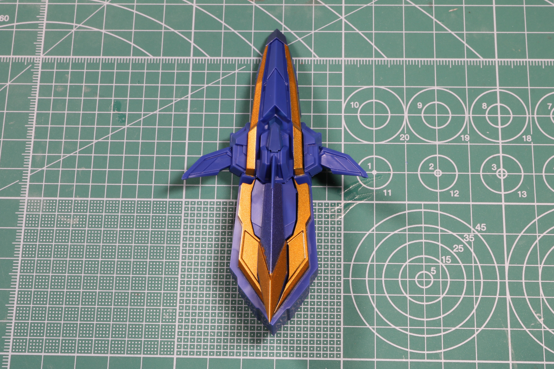 前部と後部を合わせて機首が完成