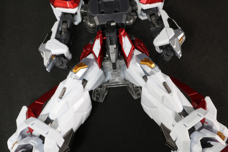 股関節部分にストッパーとなるクリアパーツを使用