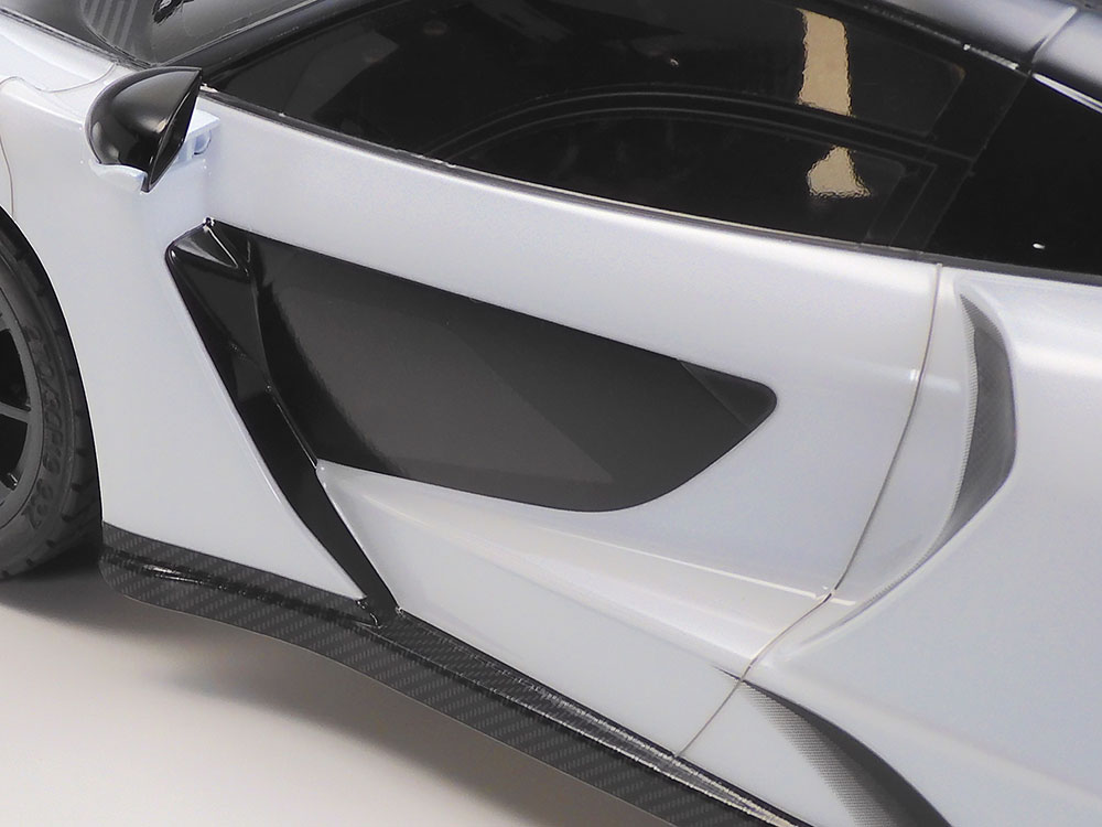 ドアのガラスセクション周囲はブラックのステッカーが用意されている