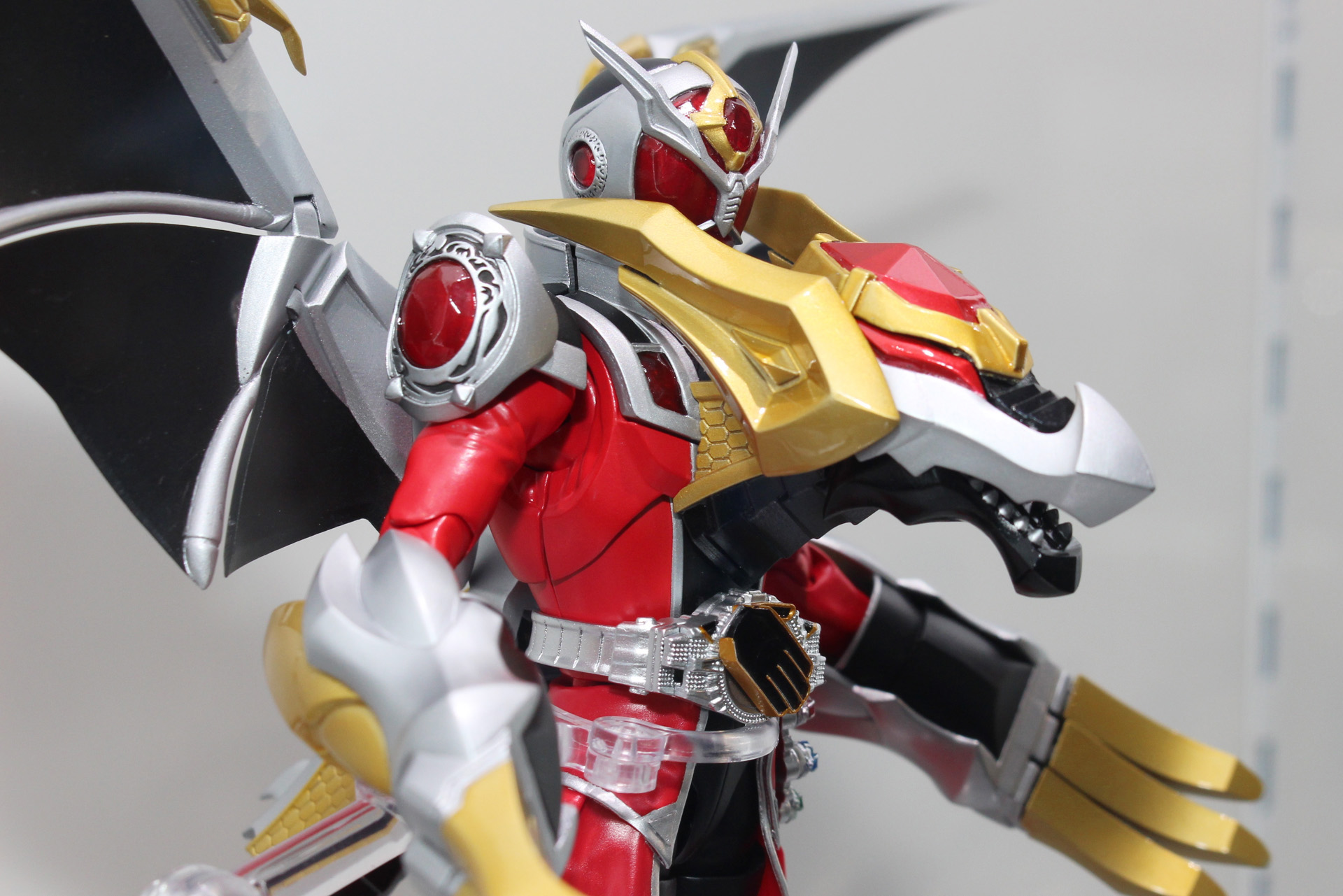 胸部のドラゴスカル。フレイムドラゴンの攻撃時にも展開する