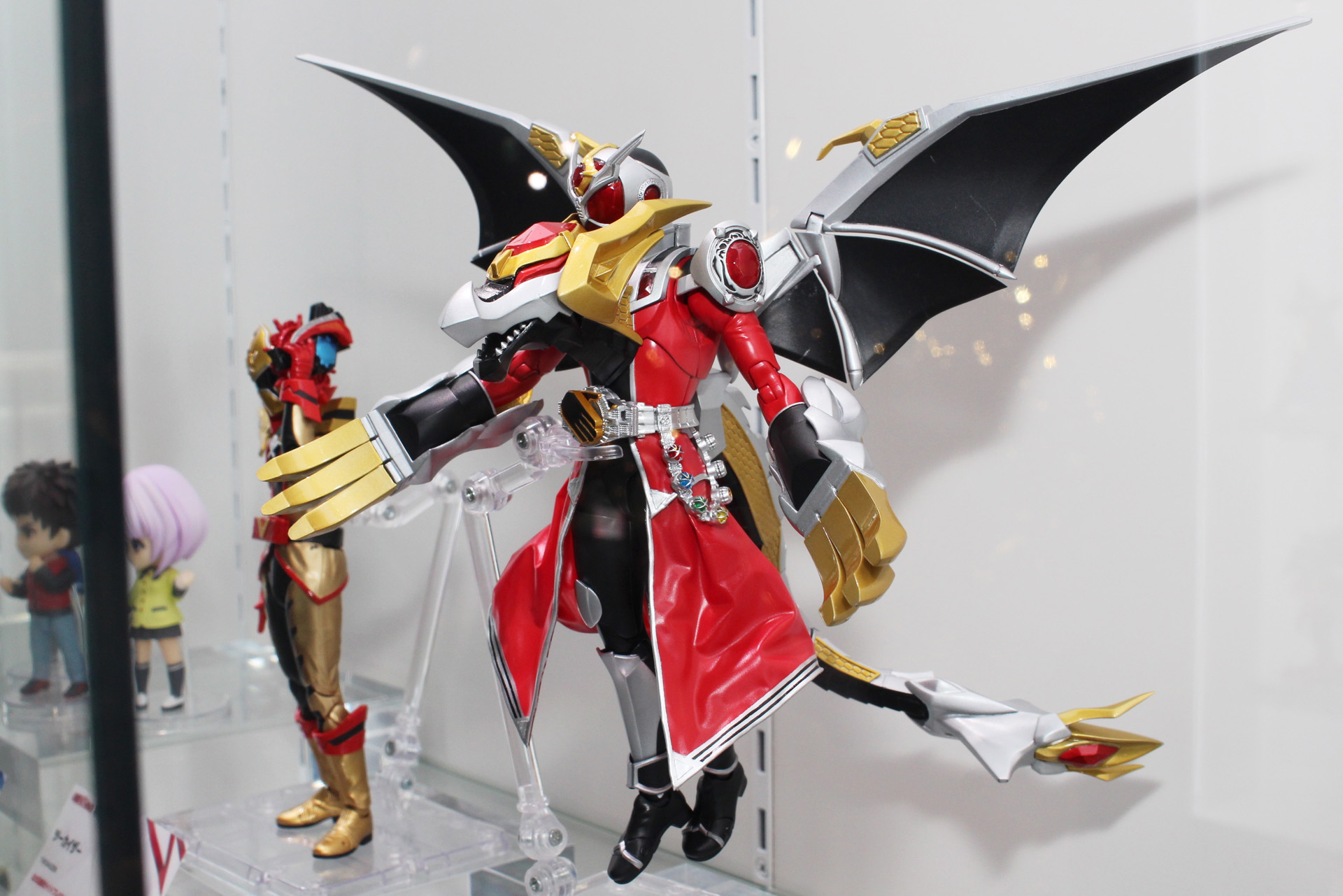 巨大な翼に両手の大型クロー、そしてテールを備えたオールドラゴン