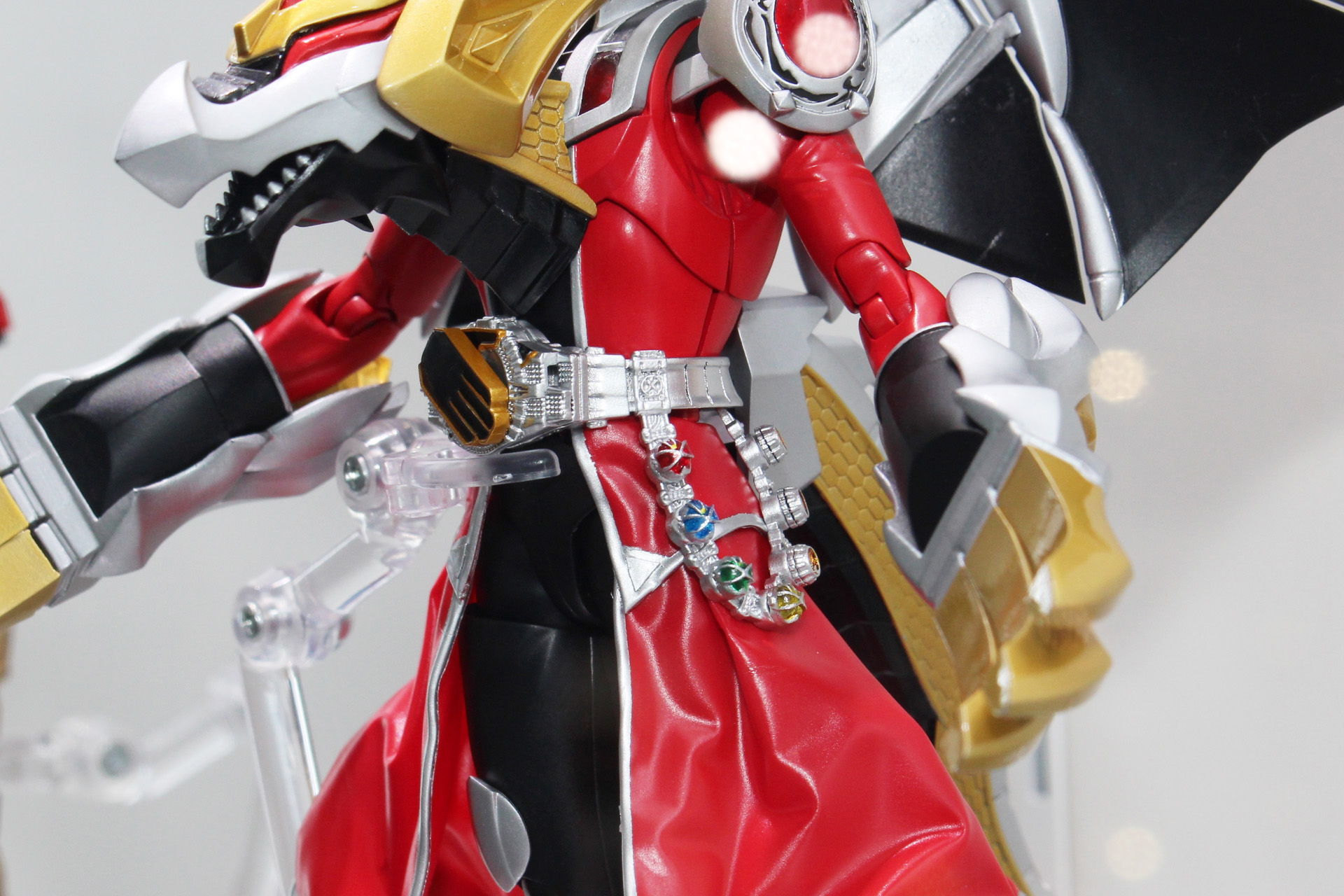 真骨彫製法による本体のスタイルもバツグンだ。ウィザードライバーやウィザードリングなども造形