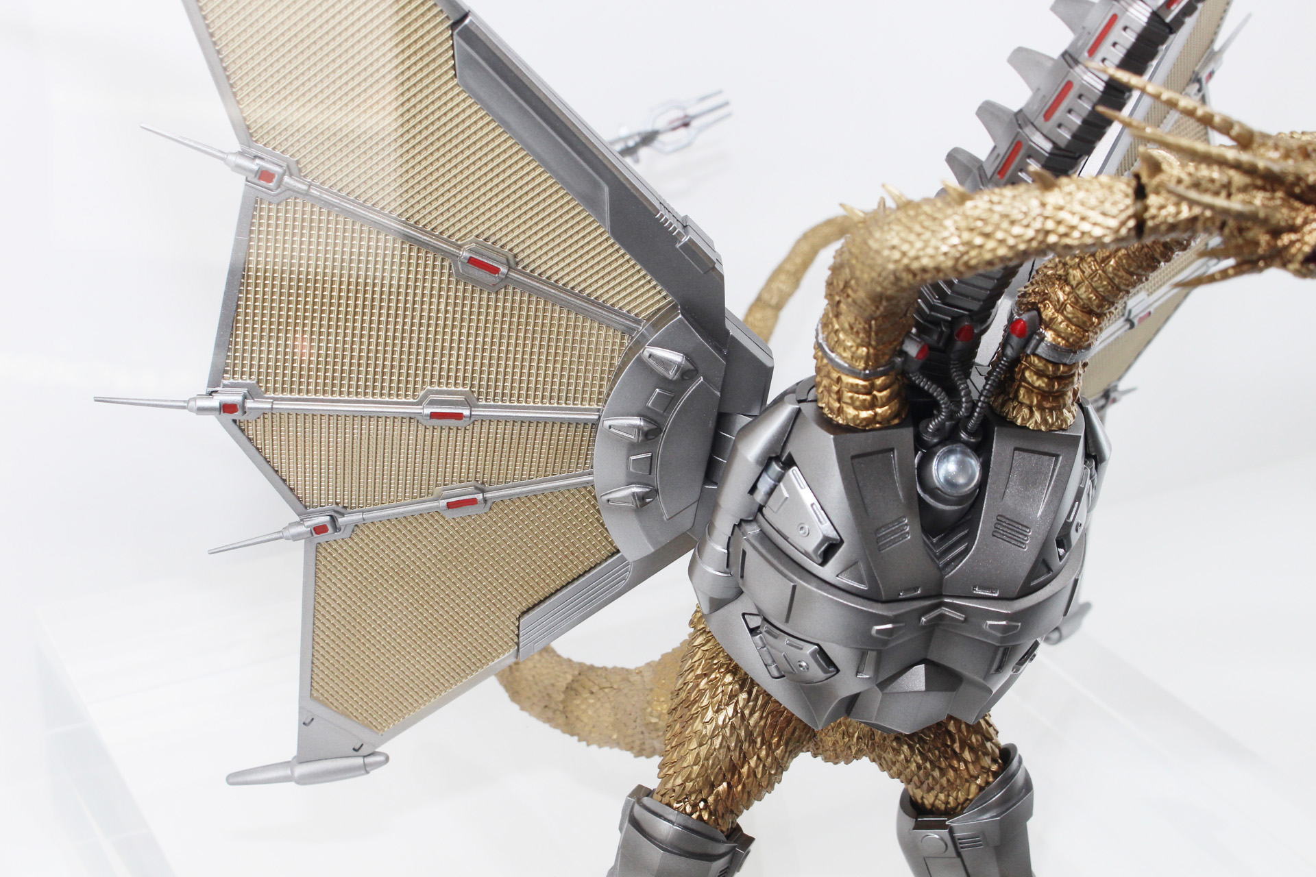 非常に細かく造形された翼の模様にも注目