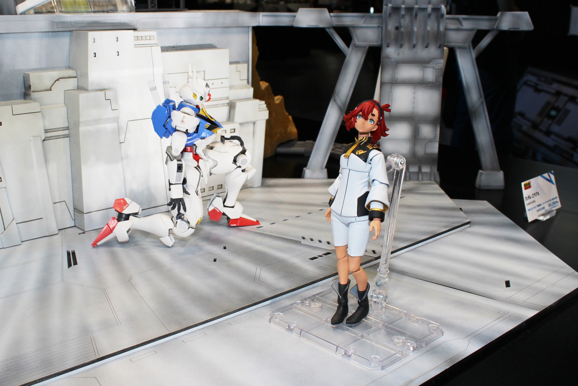 パイロットのスレッタと搭乗機のガンダム・エアリアルが並ぶジオラマ