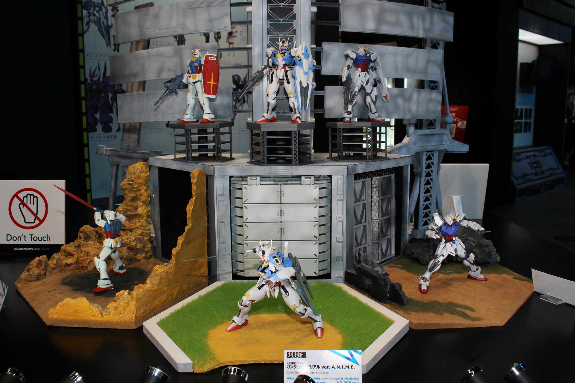 「ROBOT魂＜SIDE MS＞ ver.A.N.I.M.E.」発売されたRX-78-2ガンダム、ガンダム・エアリアル、ストライクガンダムが立ち並ぶジオラマ