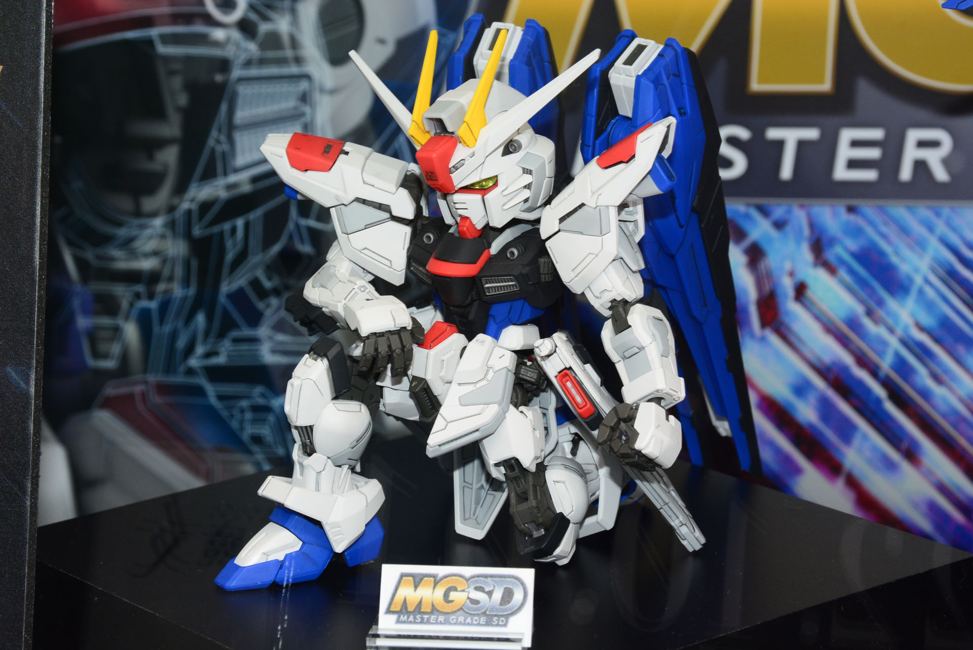 膝立ちも可能な可動