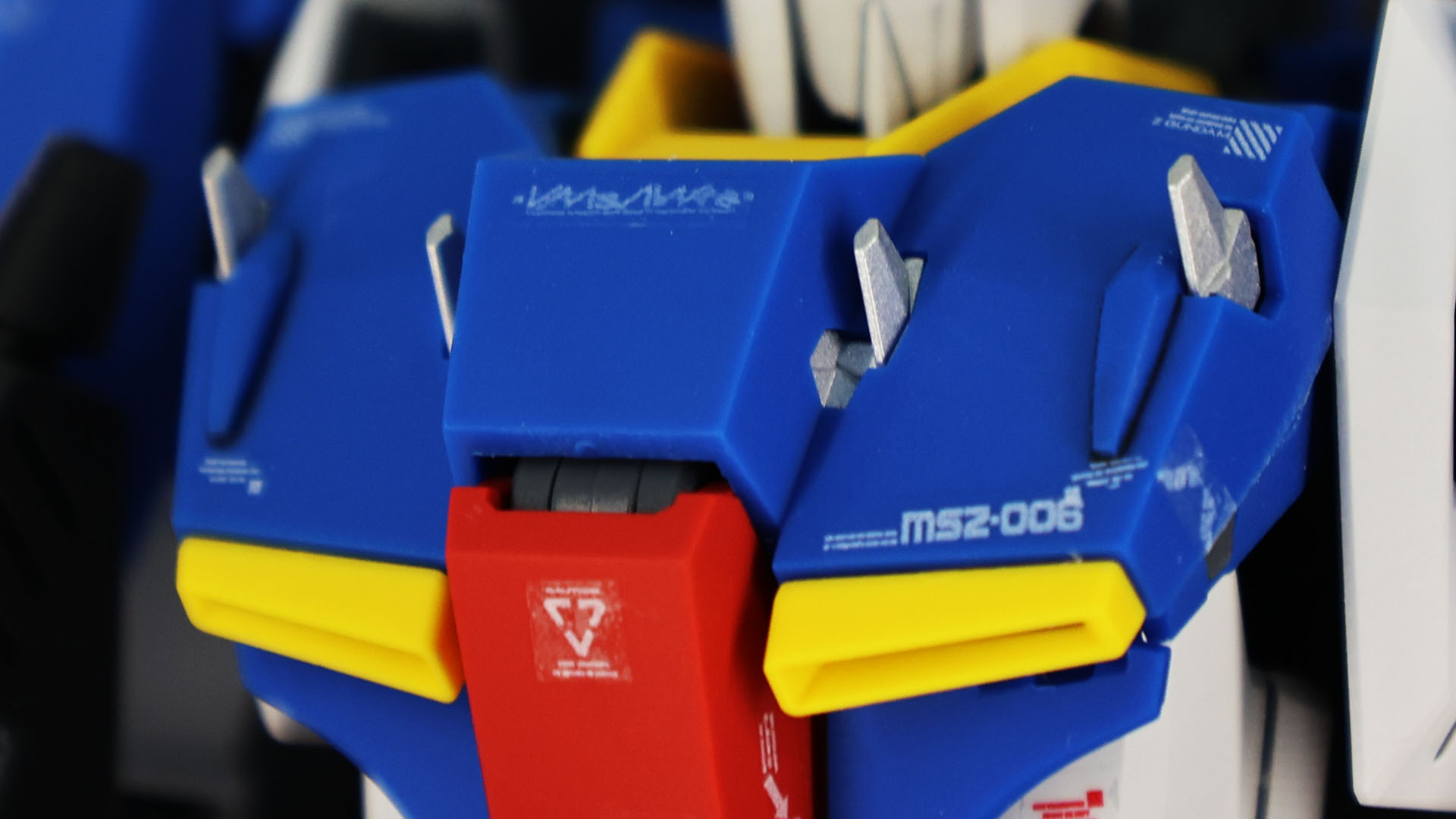 胸部には「MG 1/100 ZZガンダム Ver.Ka」へとつながるように4基のアンテナ状パーツが！