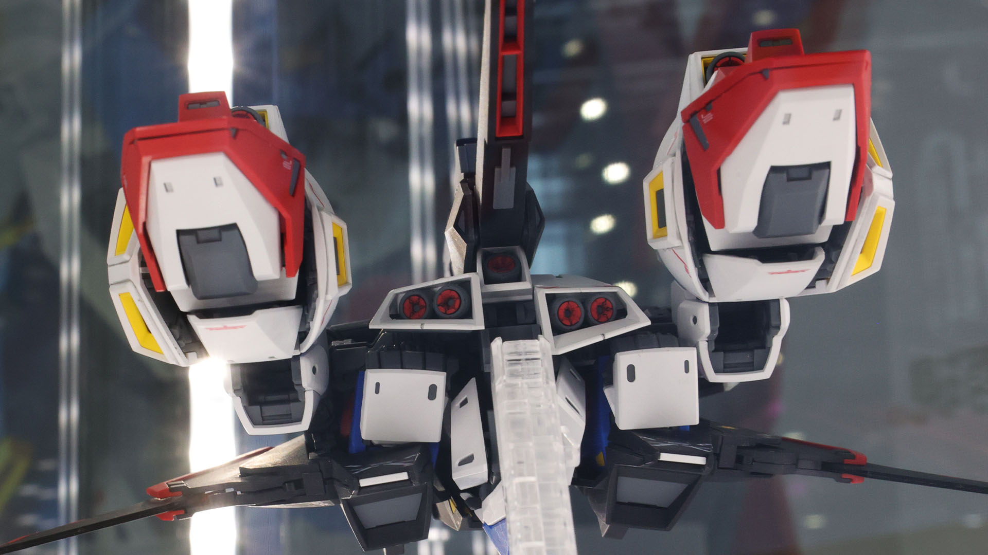 リアアーマーが本体側へ引き寄せられる機構が再現されました。これがこれまでなかなか実現されませんでした