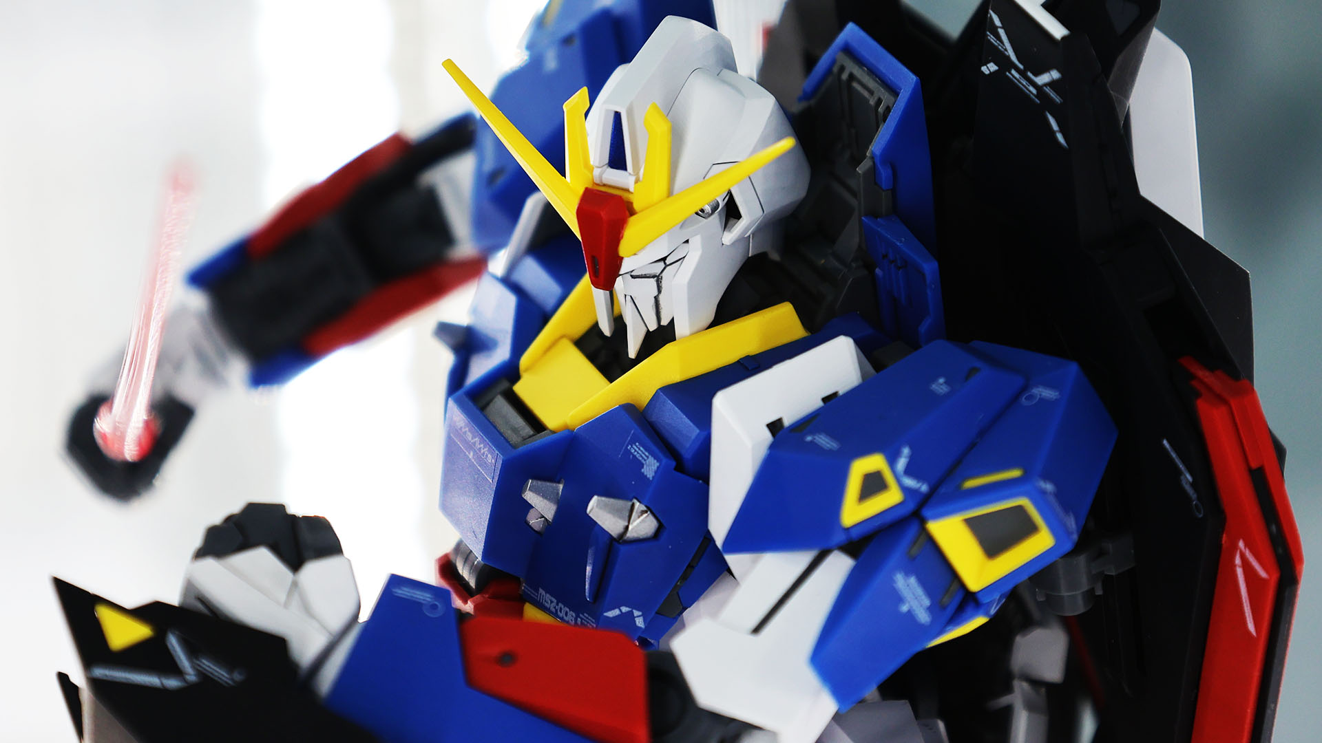機体各所の黄色い部分はすべて別パーツ化。シール再現はツインアイやセンサー類のみ！