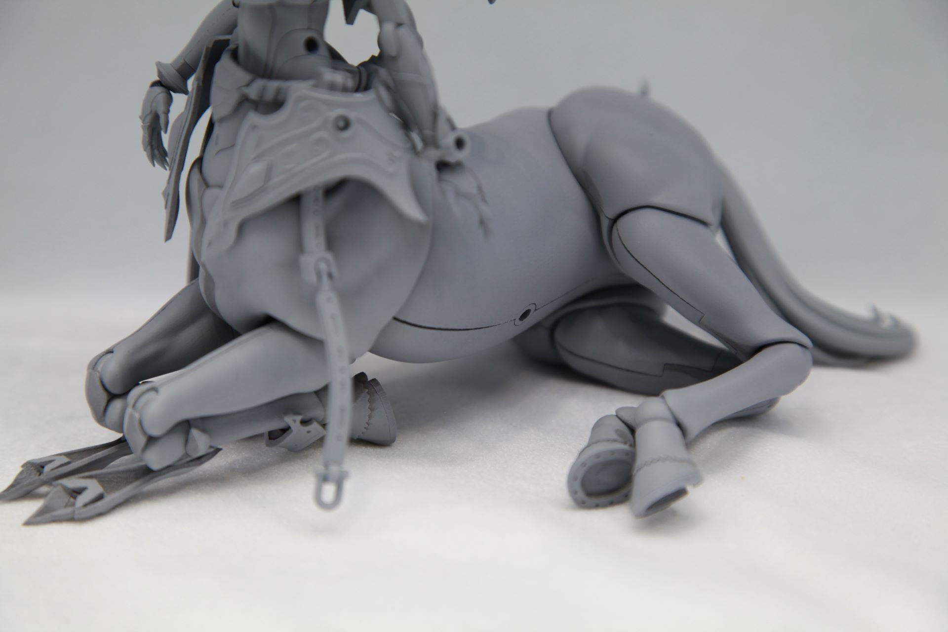 胴体部分が可動式になっており、横たわる姿勢が可能となる