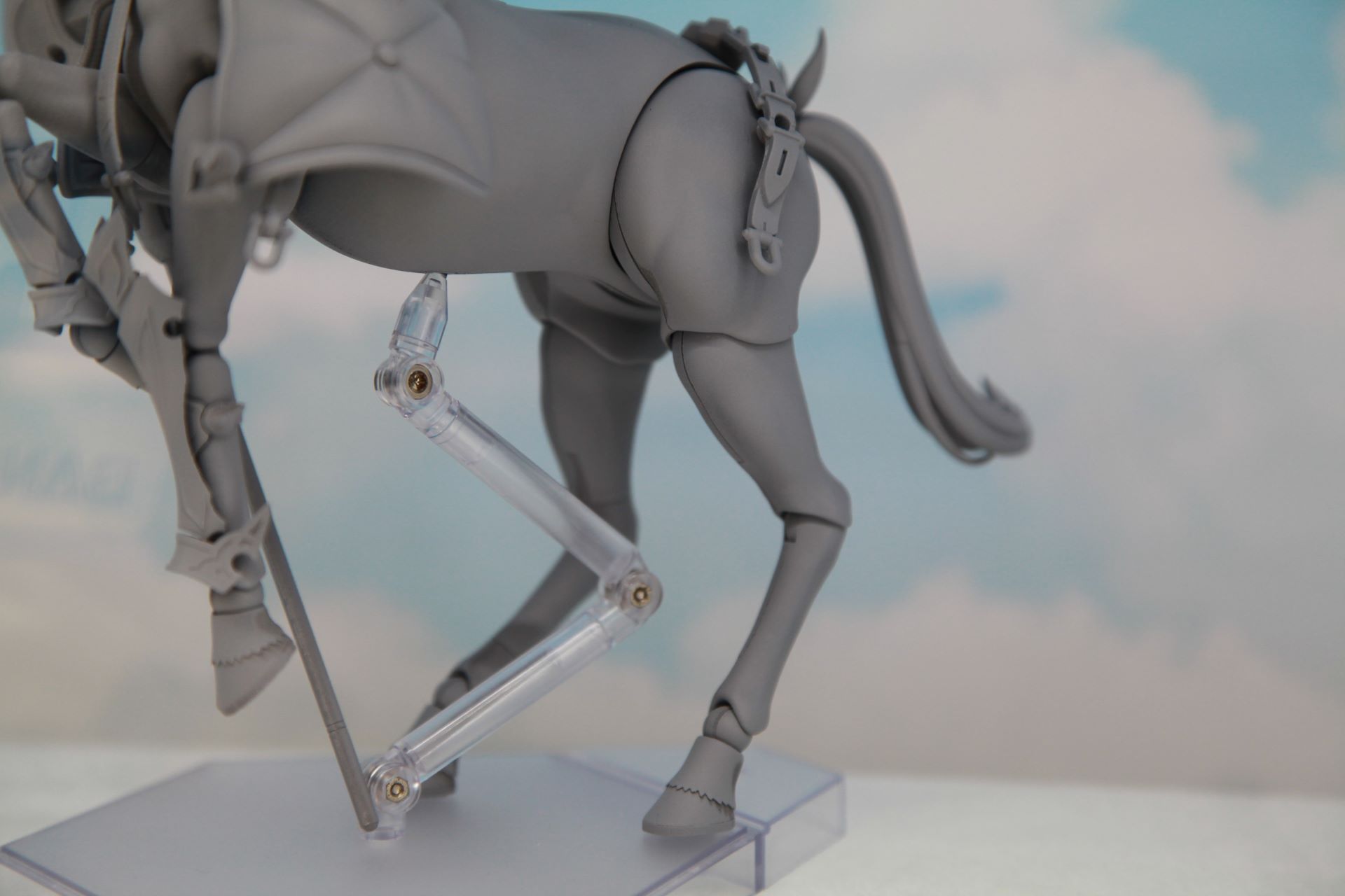 支柱を用いることで後ろ脚のみで立たせることが可能