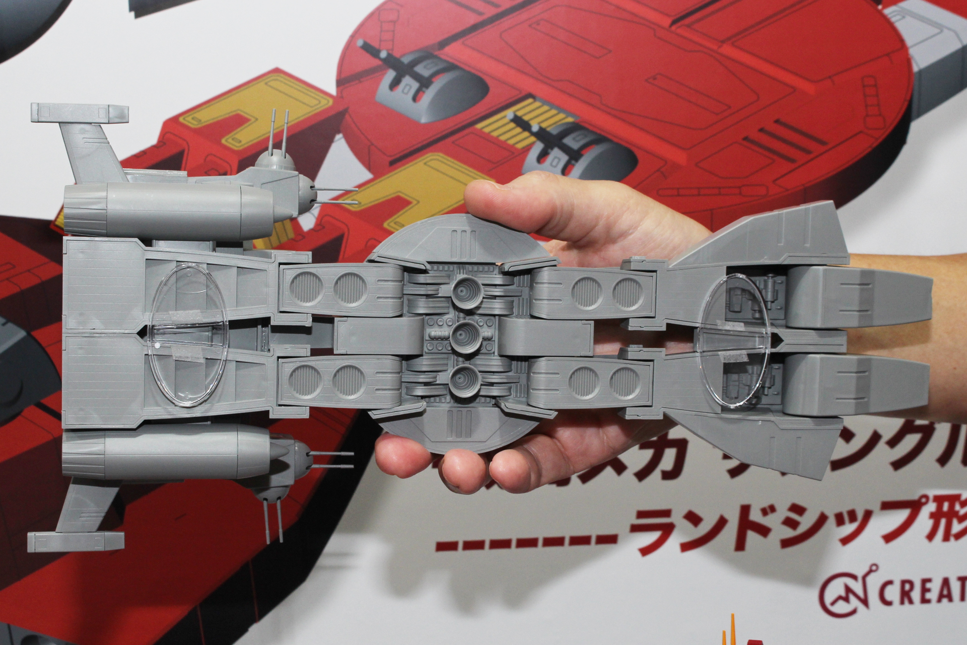 手に持つとその大きさがわかりやすい。取り付けられたクリアパーツは展示用スタンドだ