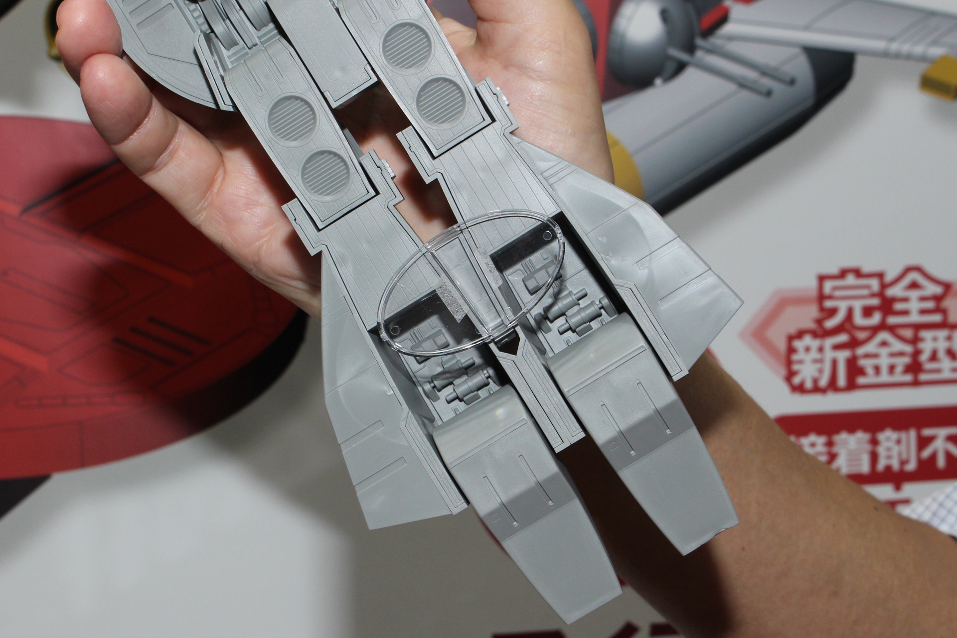 格納庫のハッチはこのように開閉が可能